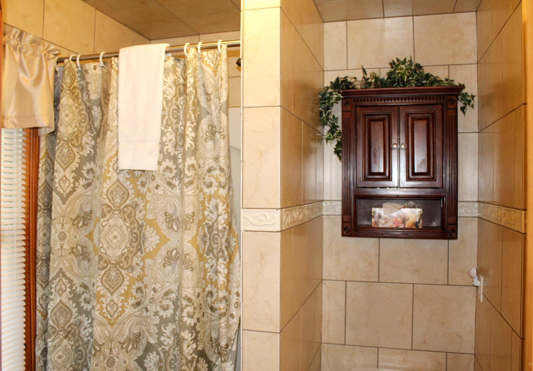 En-suite bathroom for King bedroom #1