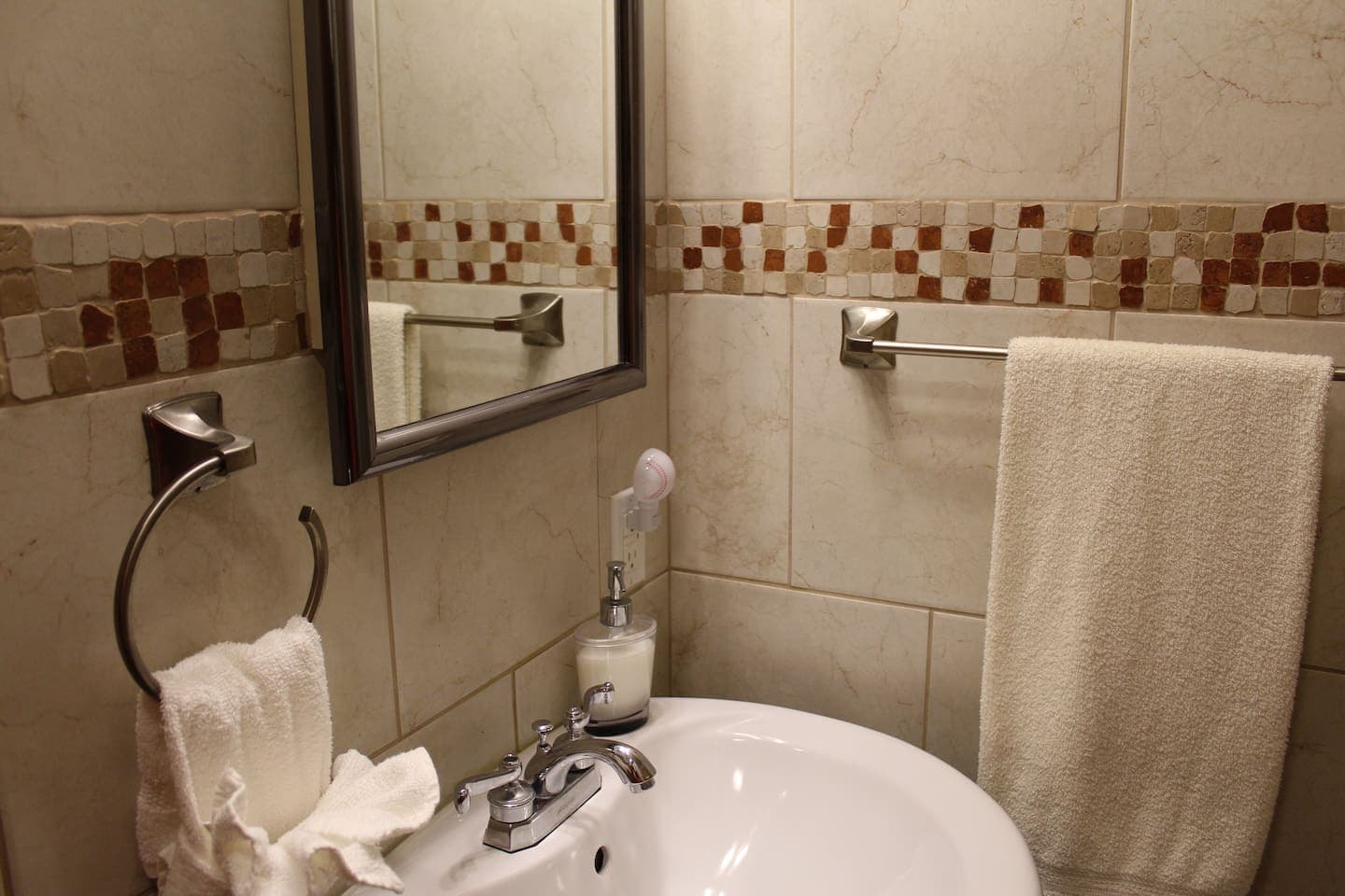 En suite full bath for bedroom #2