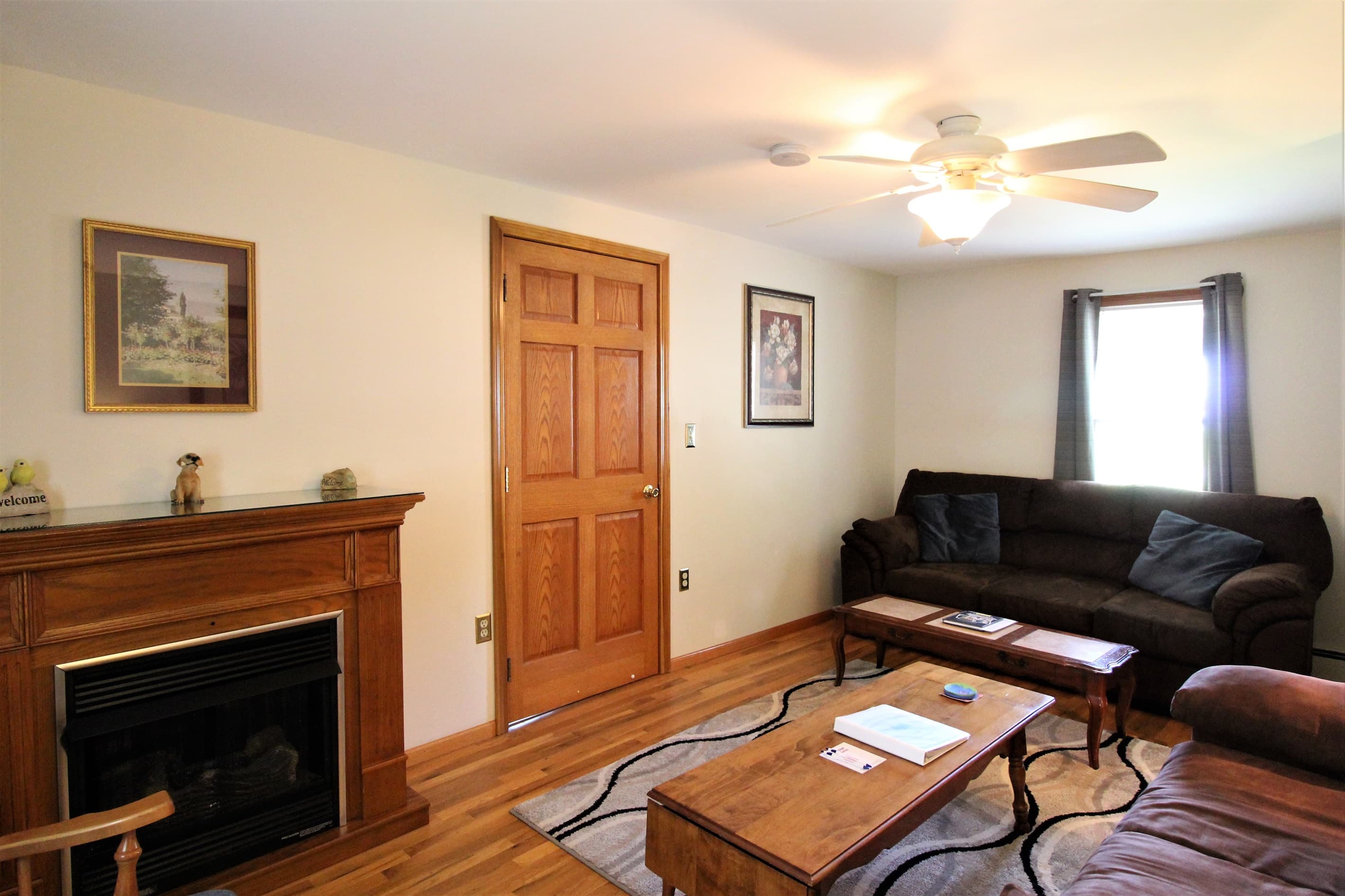 Spacious living room - New hardwood floors