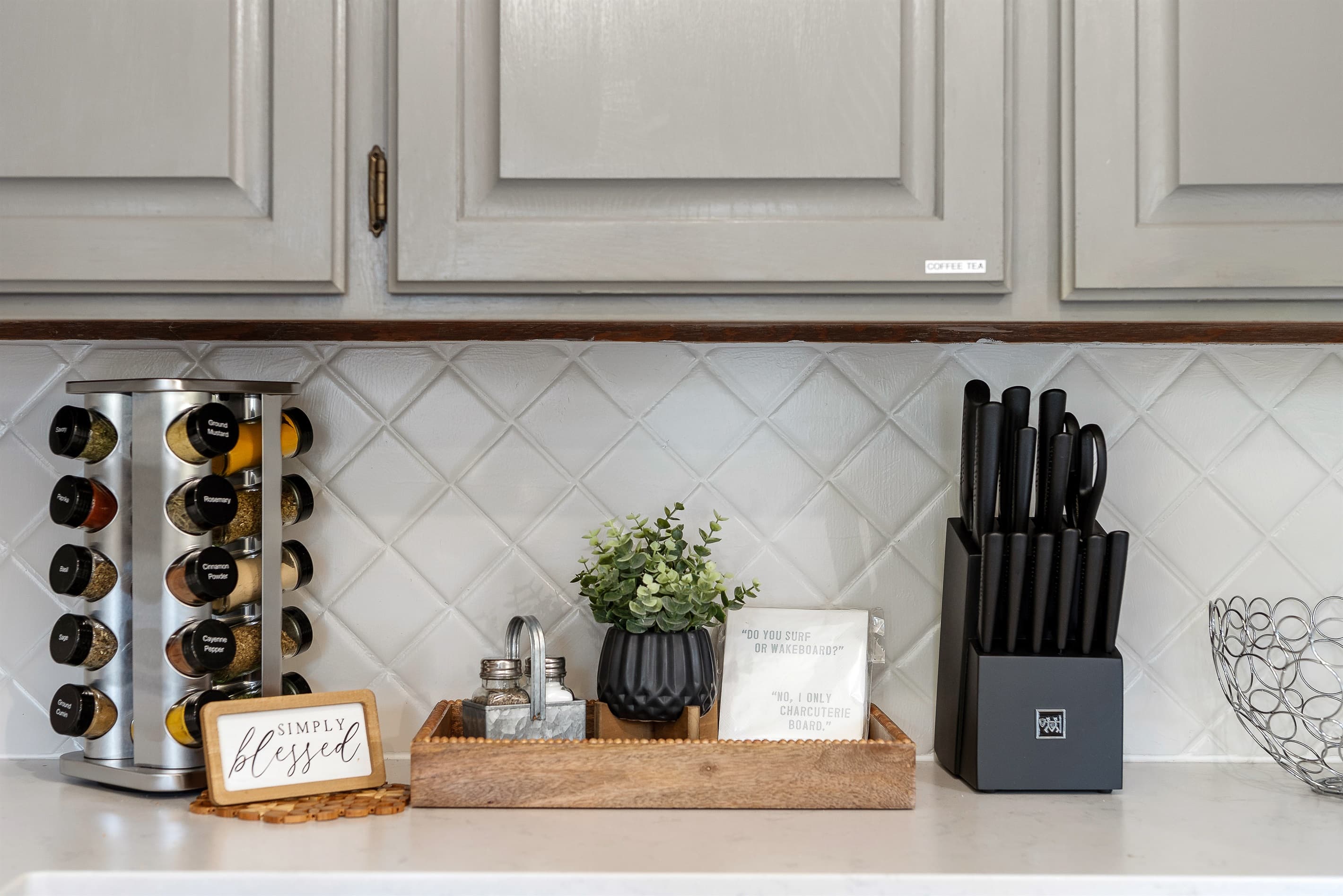 Kitchen: spices and knives