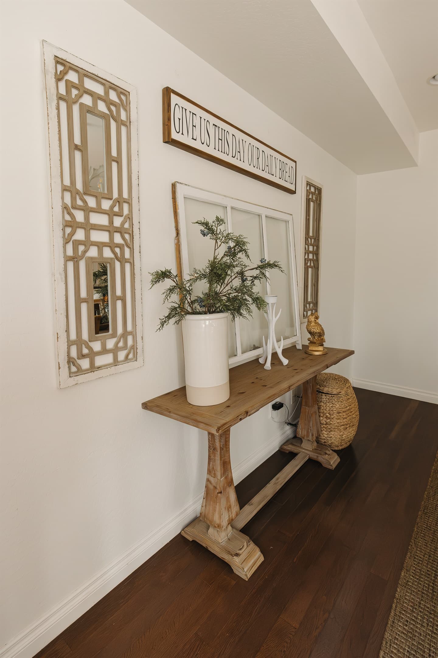 Warm, welcoming entry with curated décor and mountain charm. Attiwood Ridge offers a boutique Pinetop condo experience designed for couples and families seeking comfort, style, and a peaceful getaway.