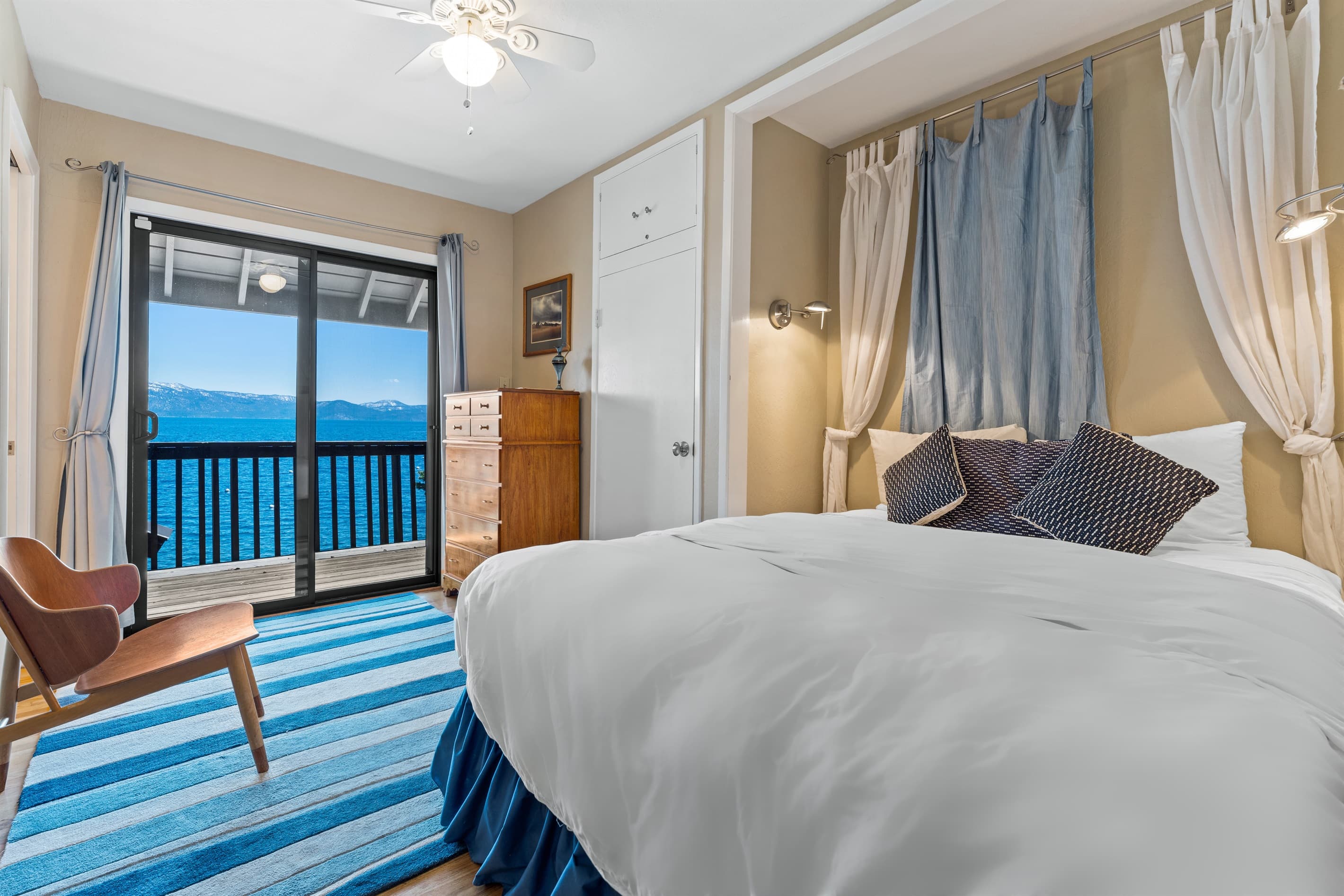 Upstairs Primary Bedroom - Queen Bed