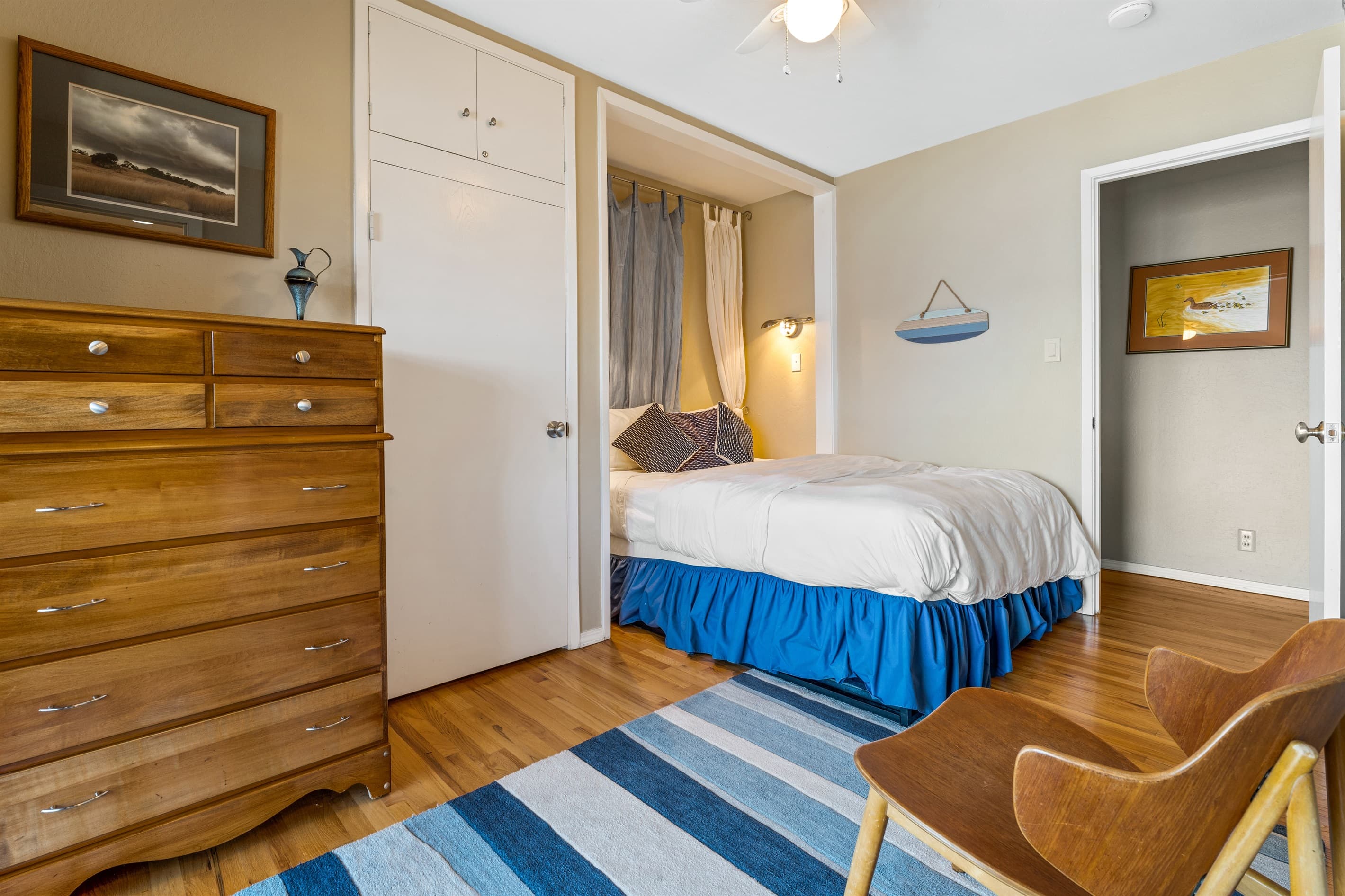 Upstairs Primary Bedroom – Features a queen bed, stunning views of Lake Tahoe, and a private balcony to take in the scenery.