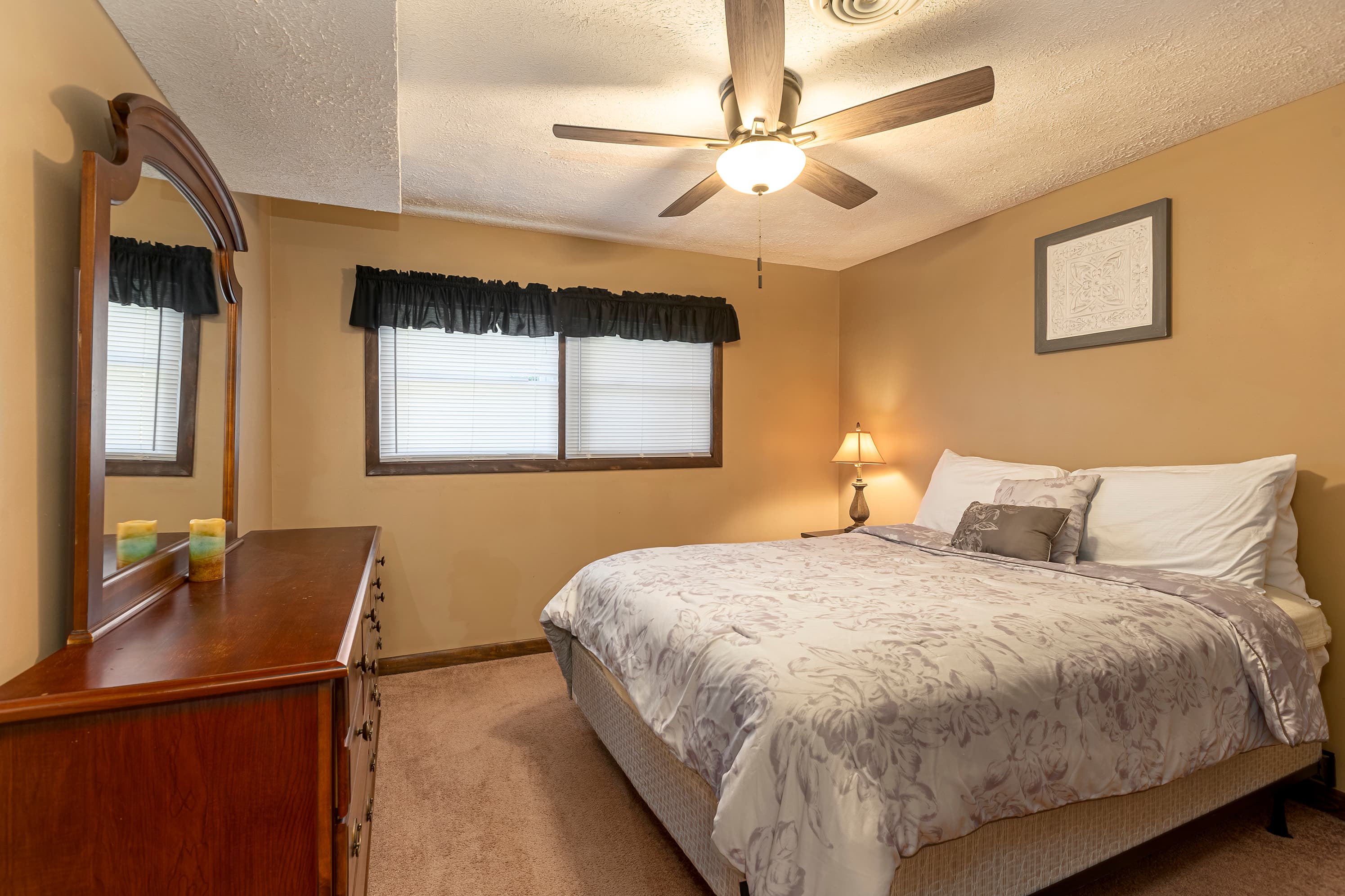 Lower level- queen bedroom #2