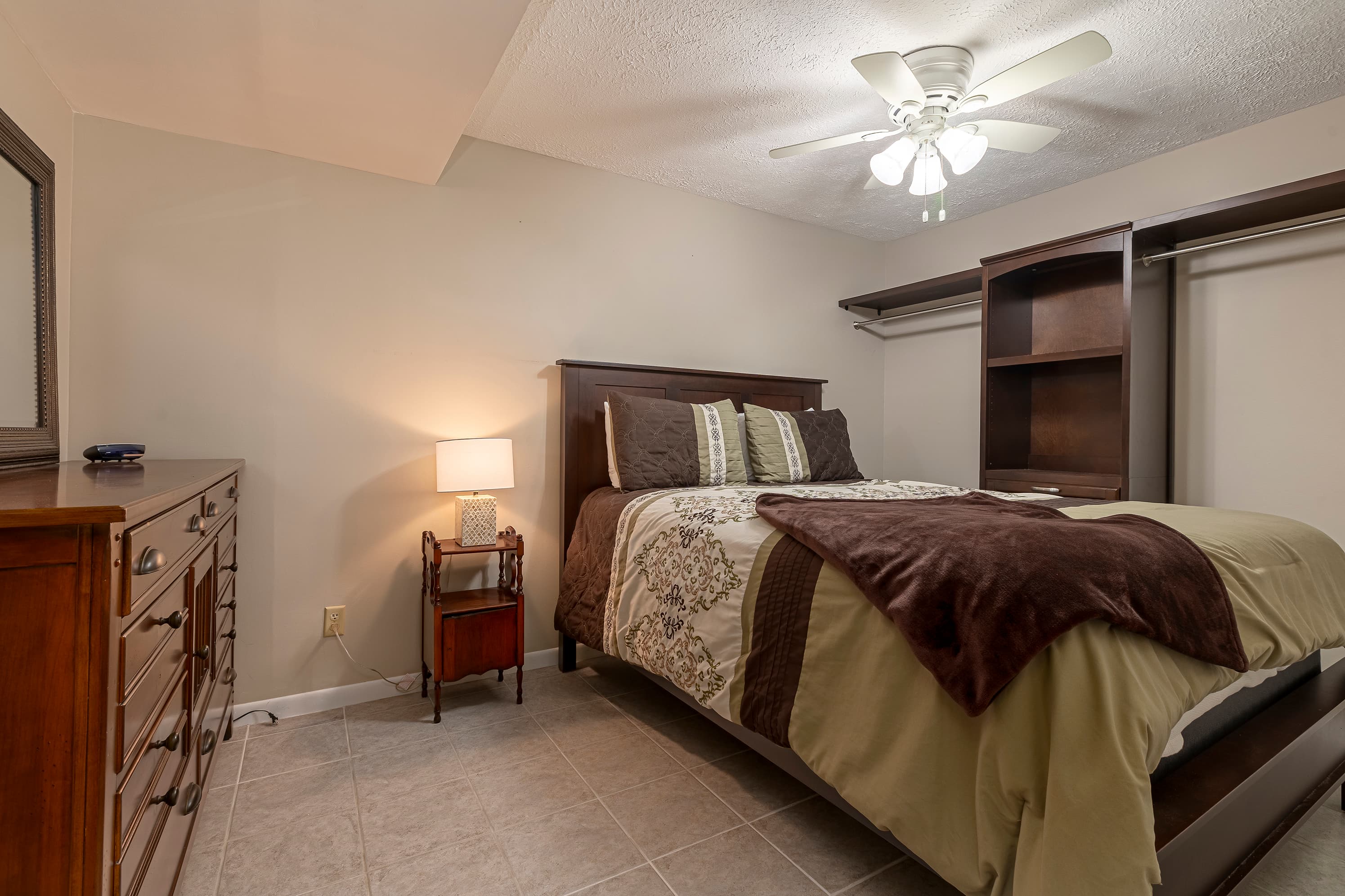 Lower level- queen bedroom #3