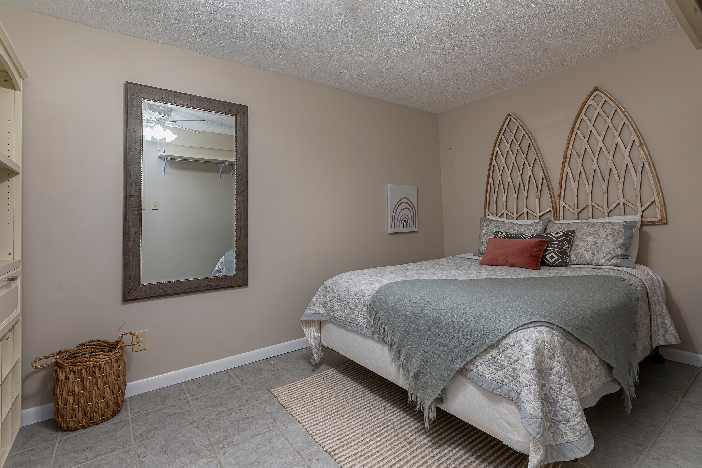Lower level- queen bedroom #4