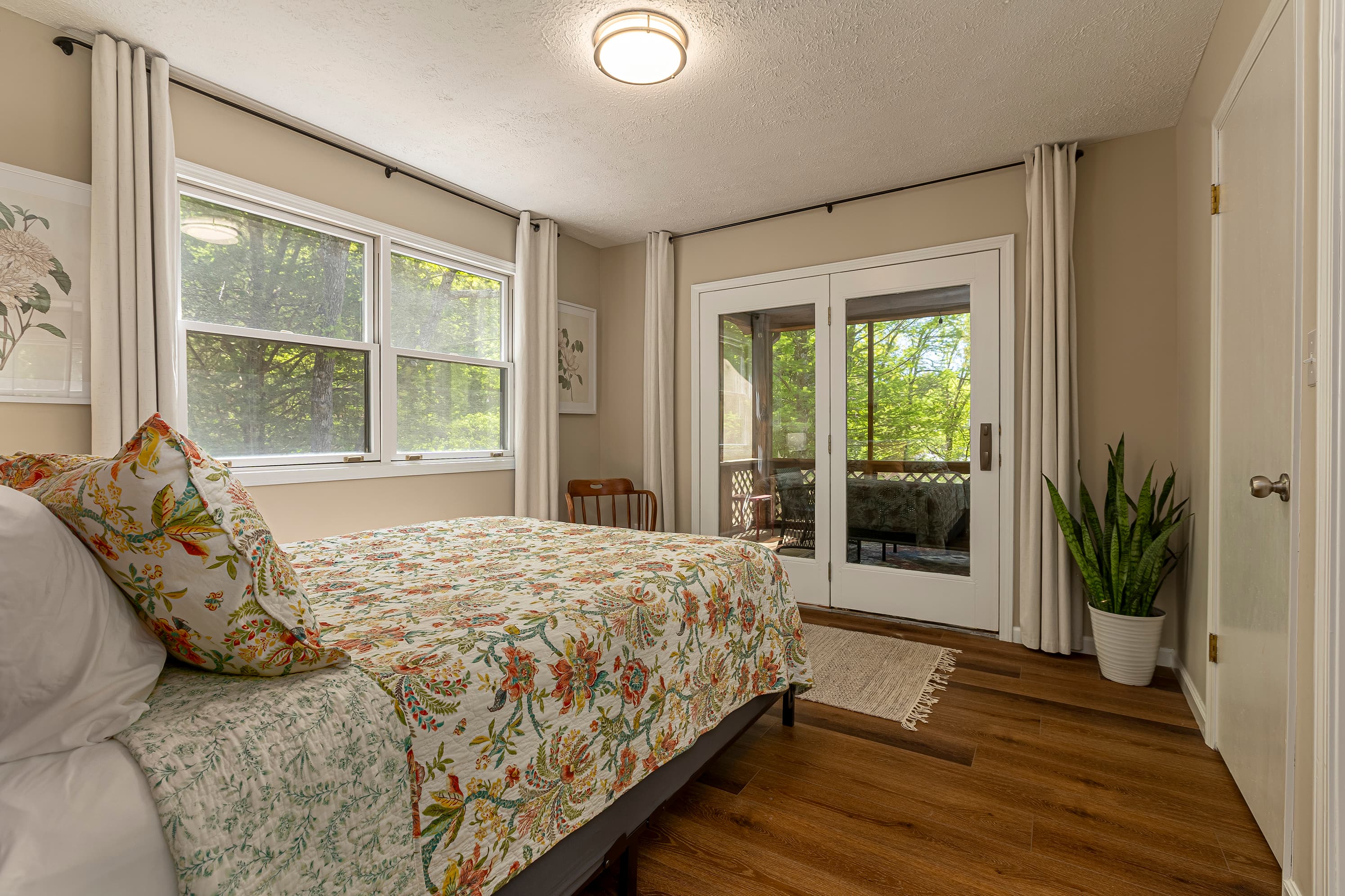 Bedroom #1- queen bed 