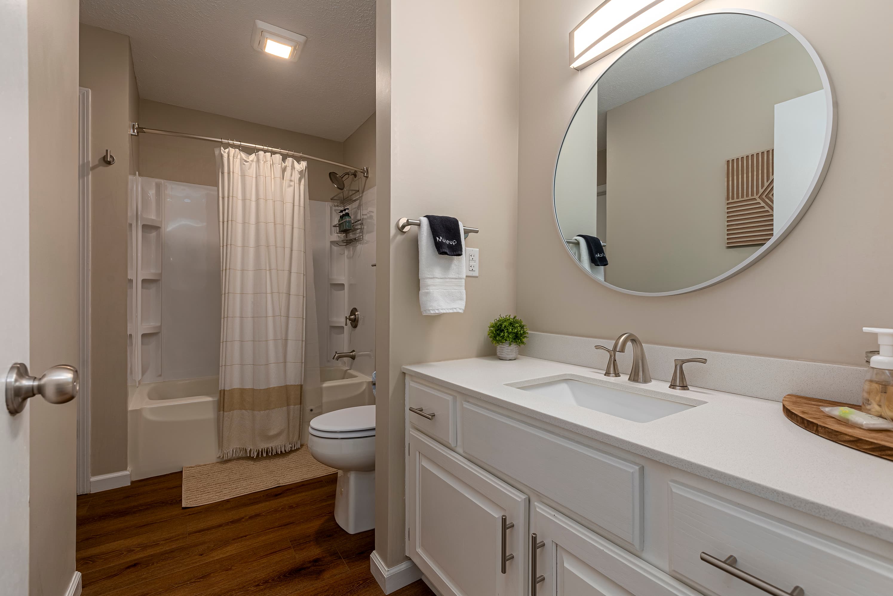 Full bathroom on the main level 