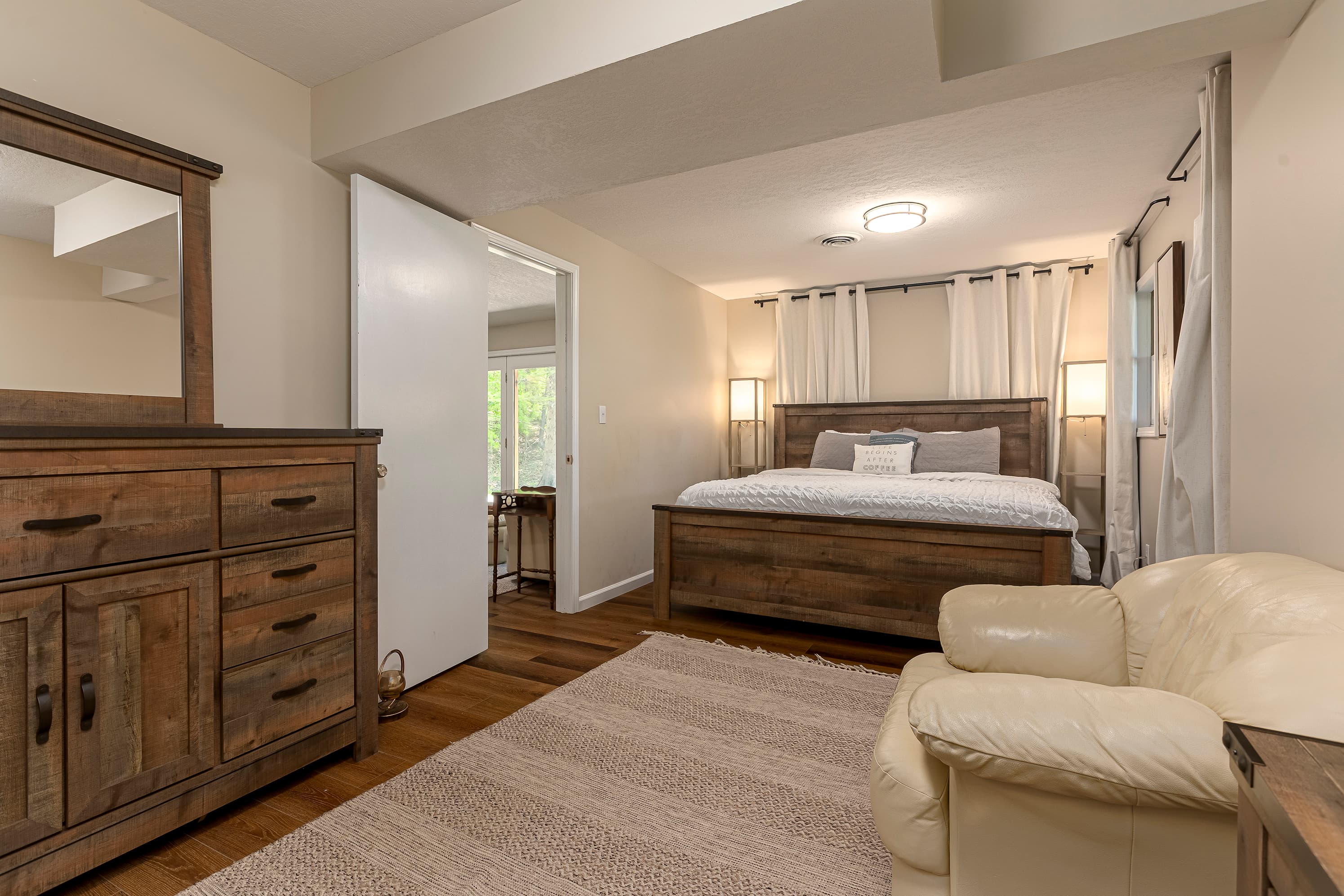 Bedroom #4- king bed 