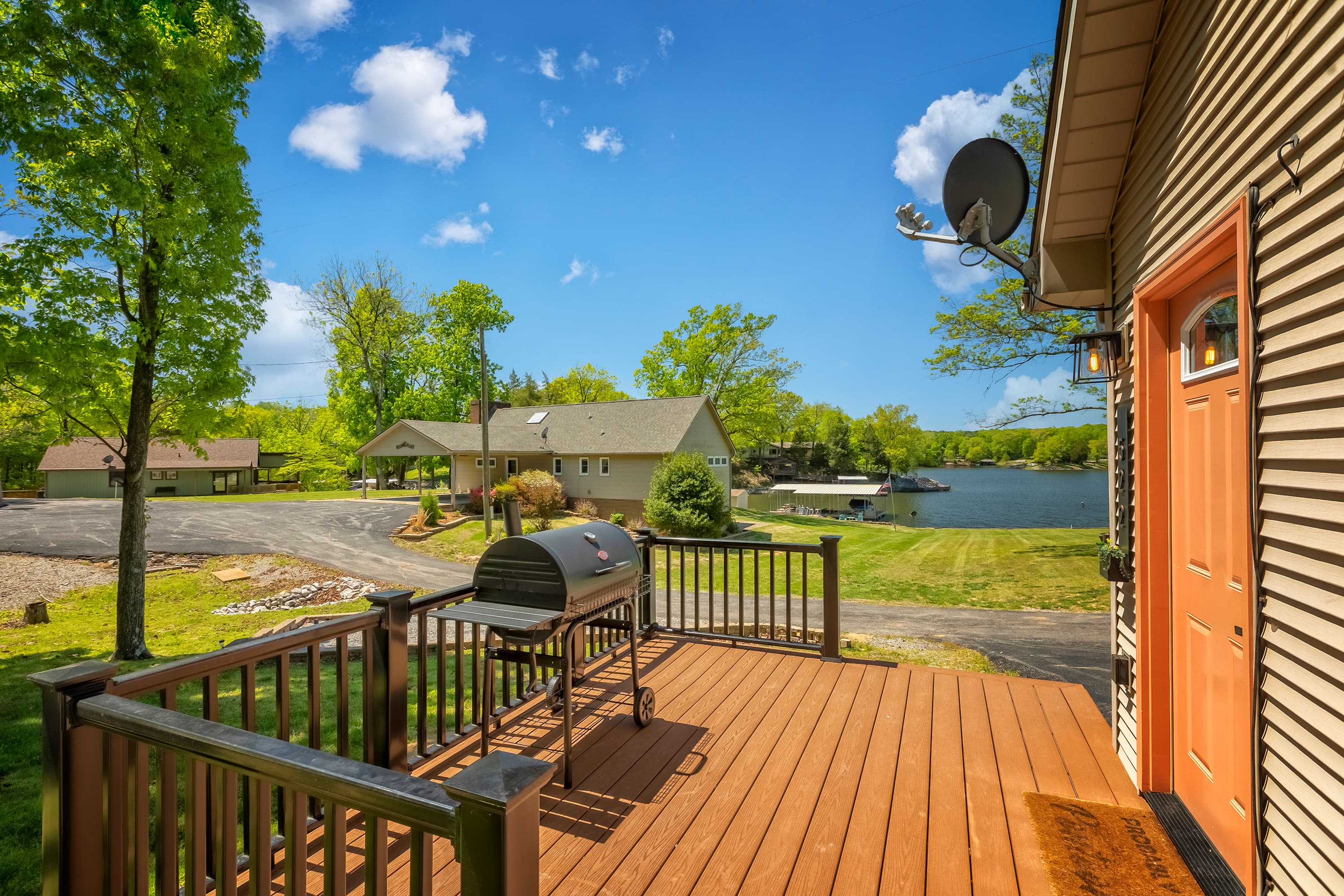 Outdoor area with grill