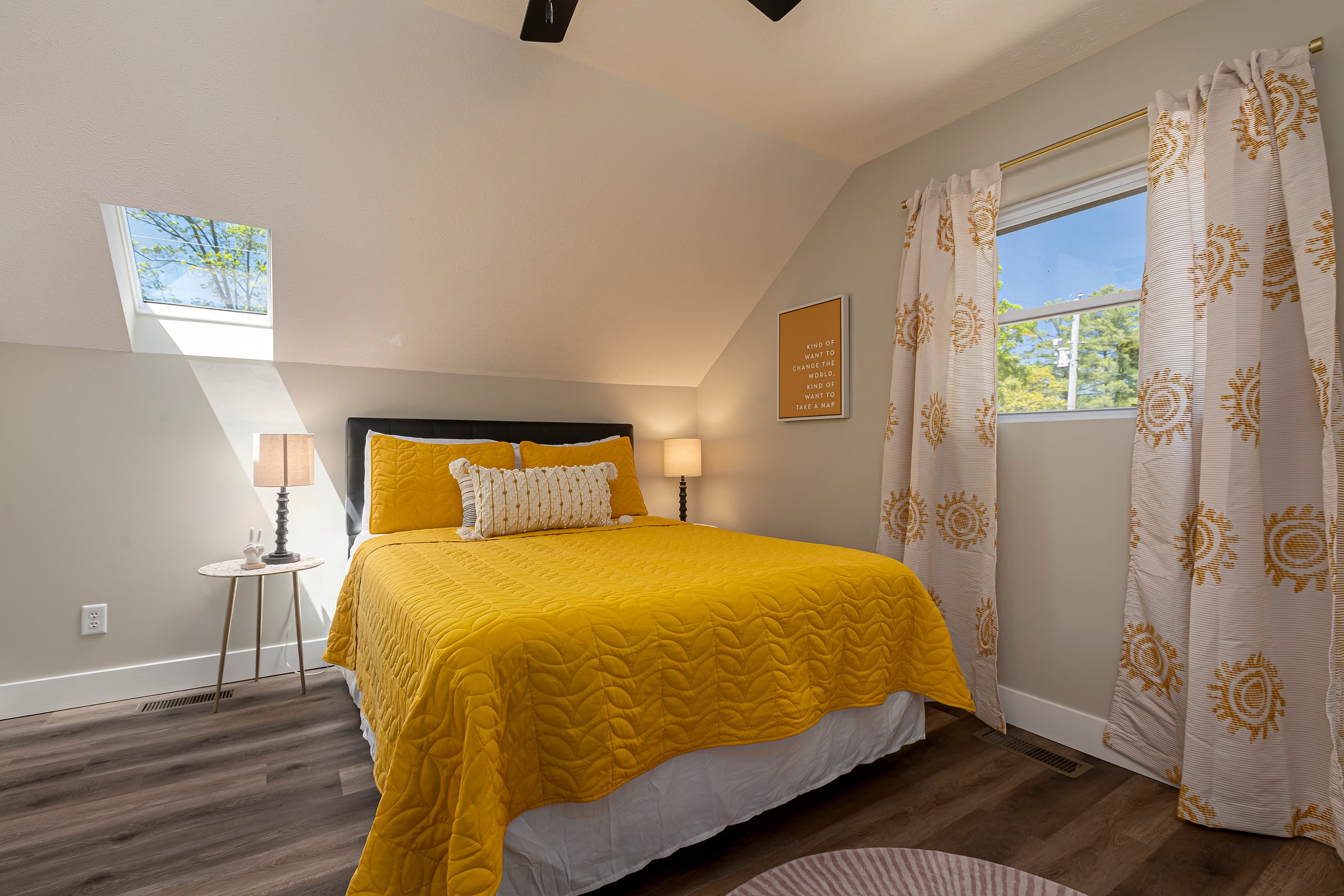 Upstairs bedroom- queen bed 