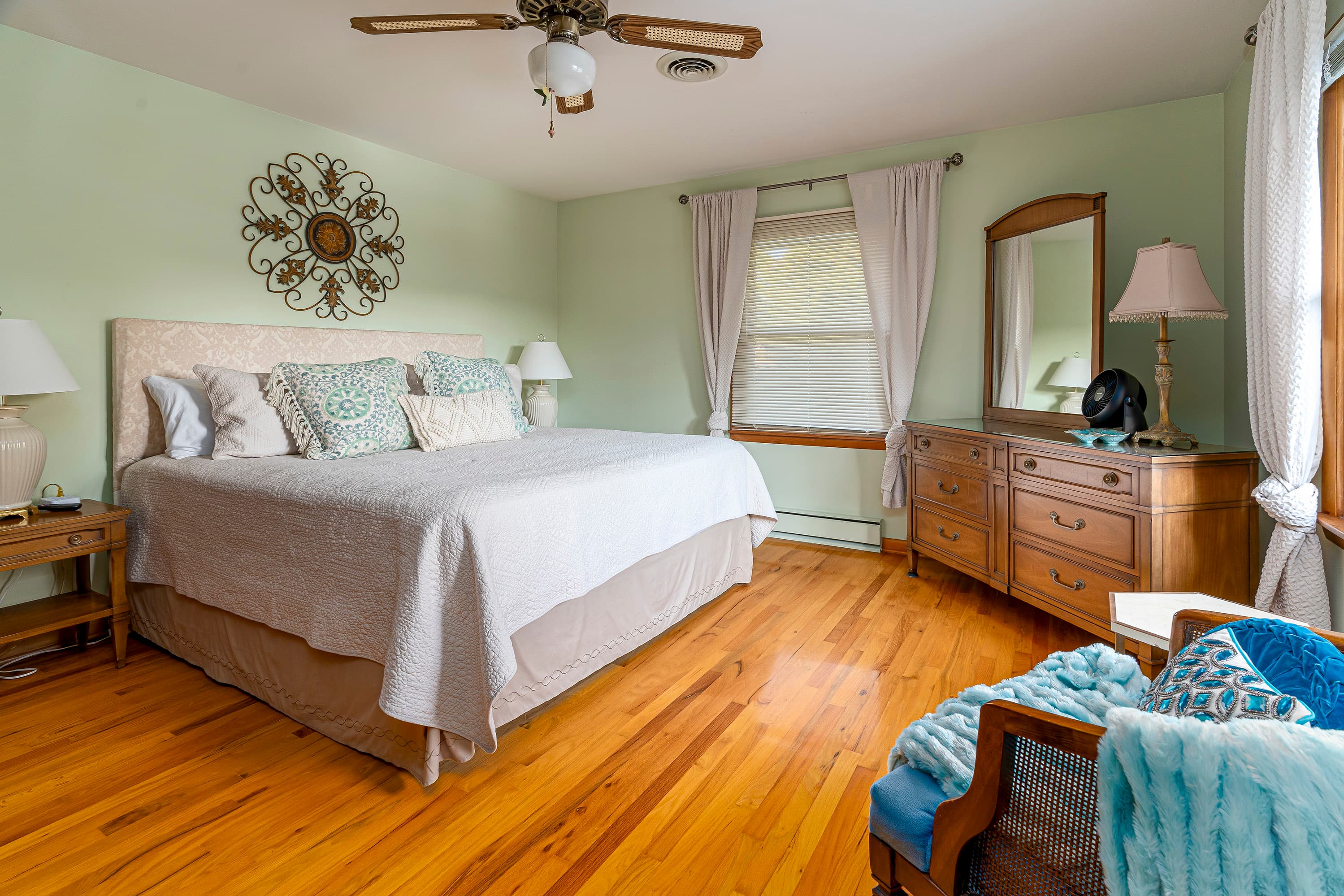 King Bed, TV, ensuite bathroom