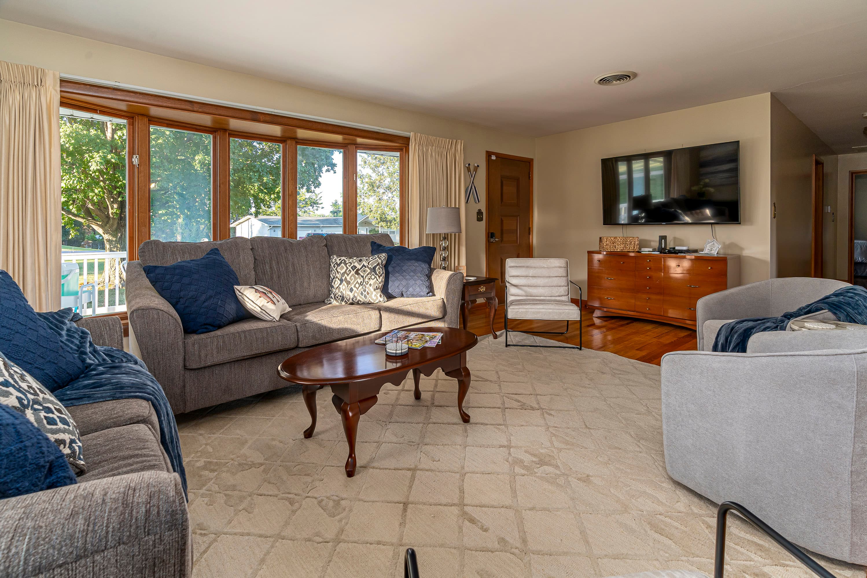 Living room with plenty of seating