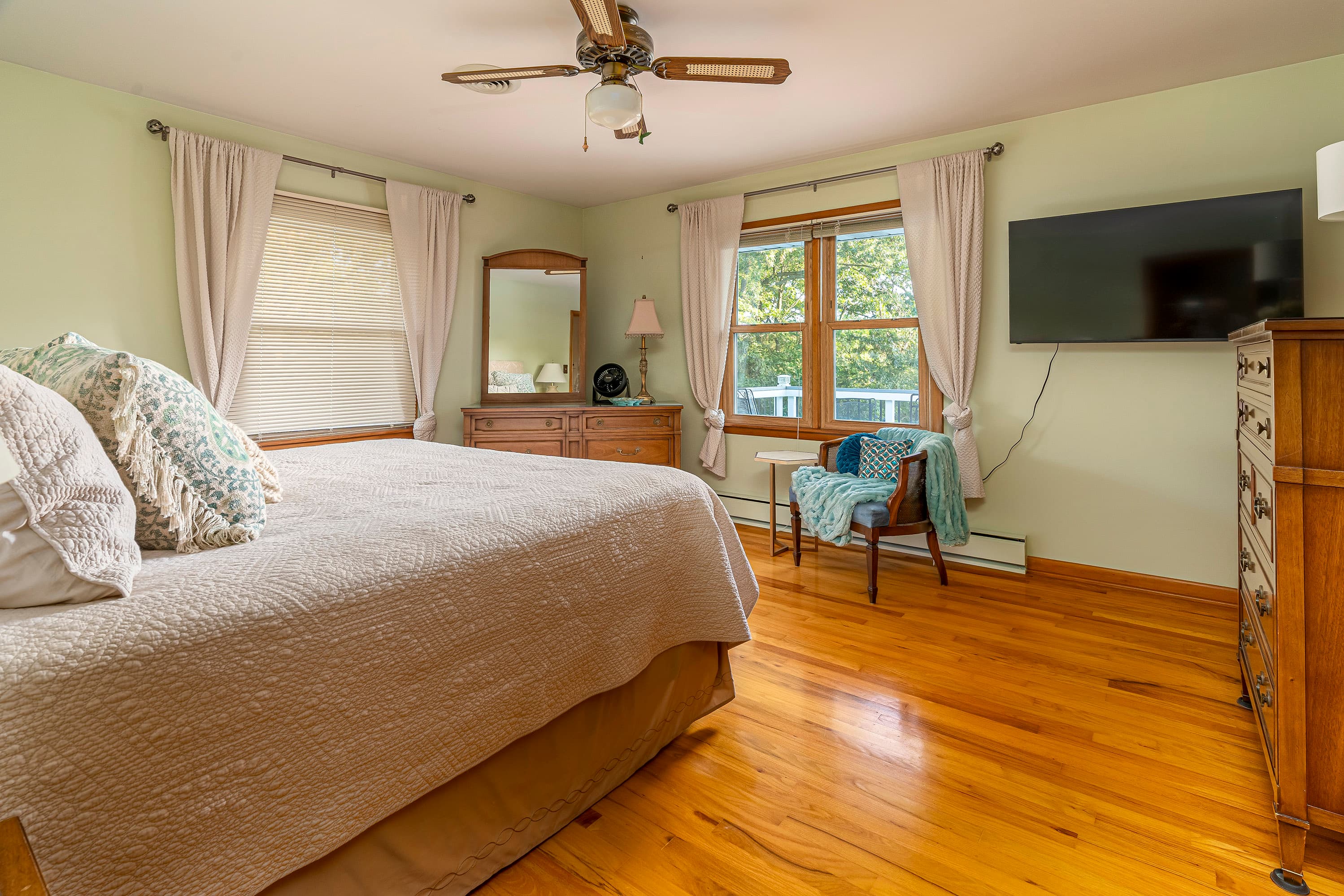 Bedroom 1- King Bed, TV