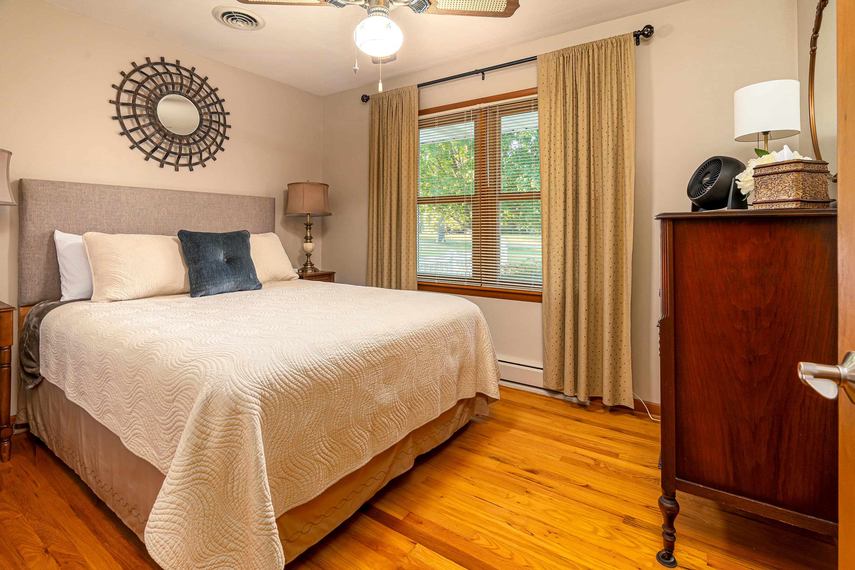 Bedroom 2- Queen bed
