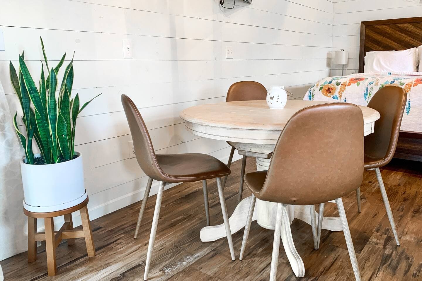 Studio kitchen seating