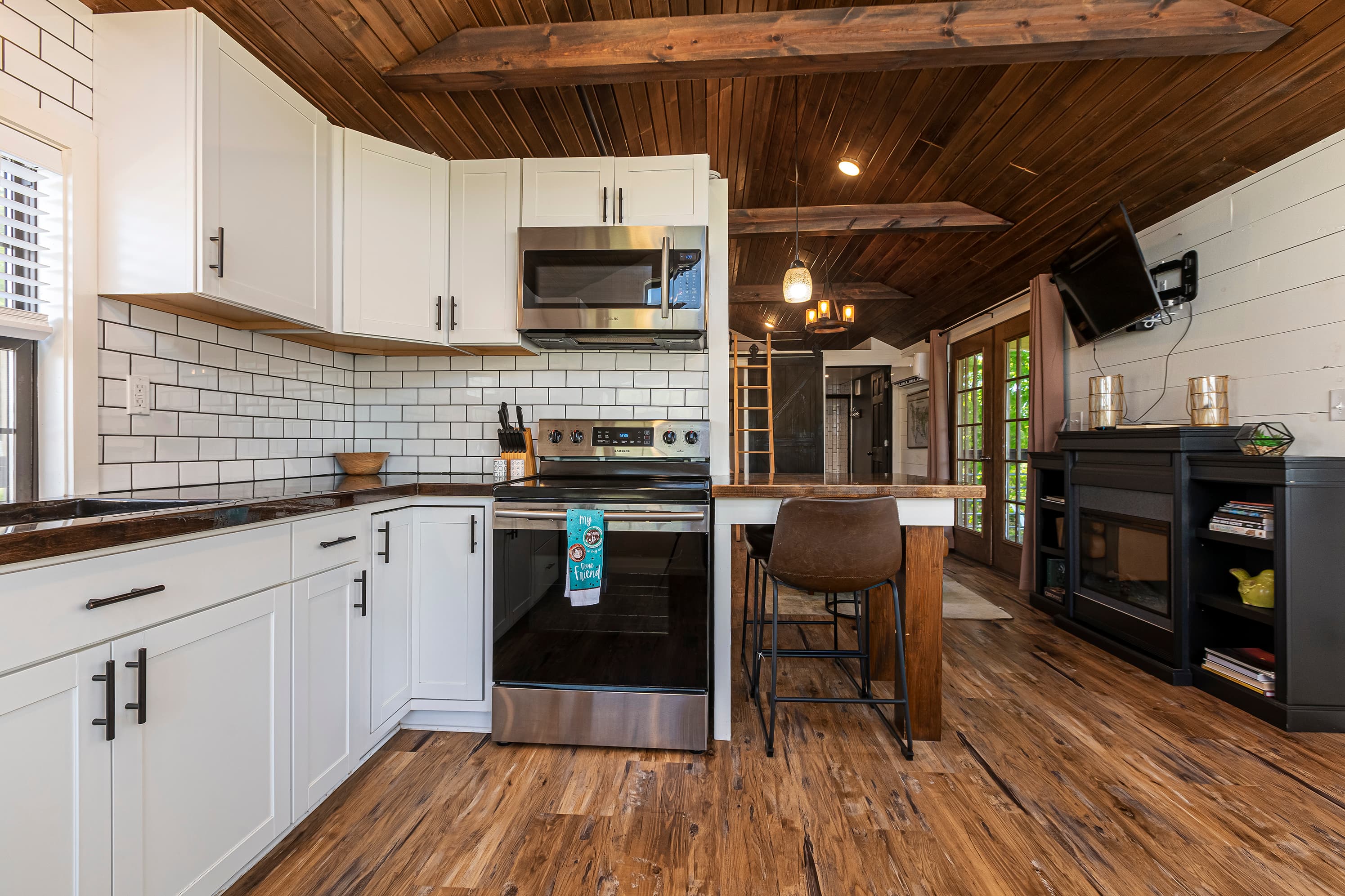 Ample kitchen counter space 