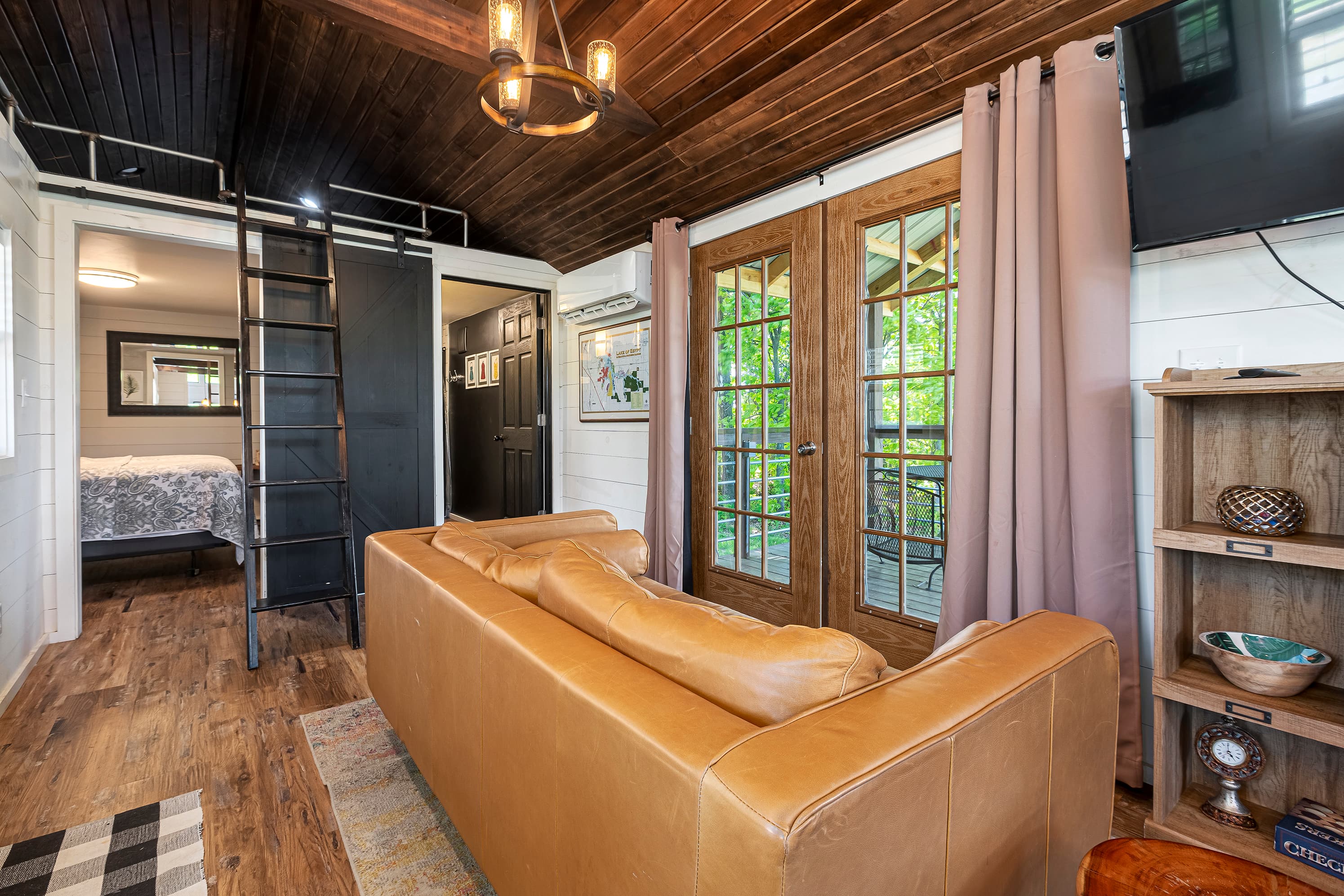 Spacious micro cabin
