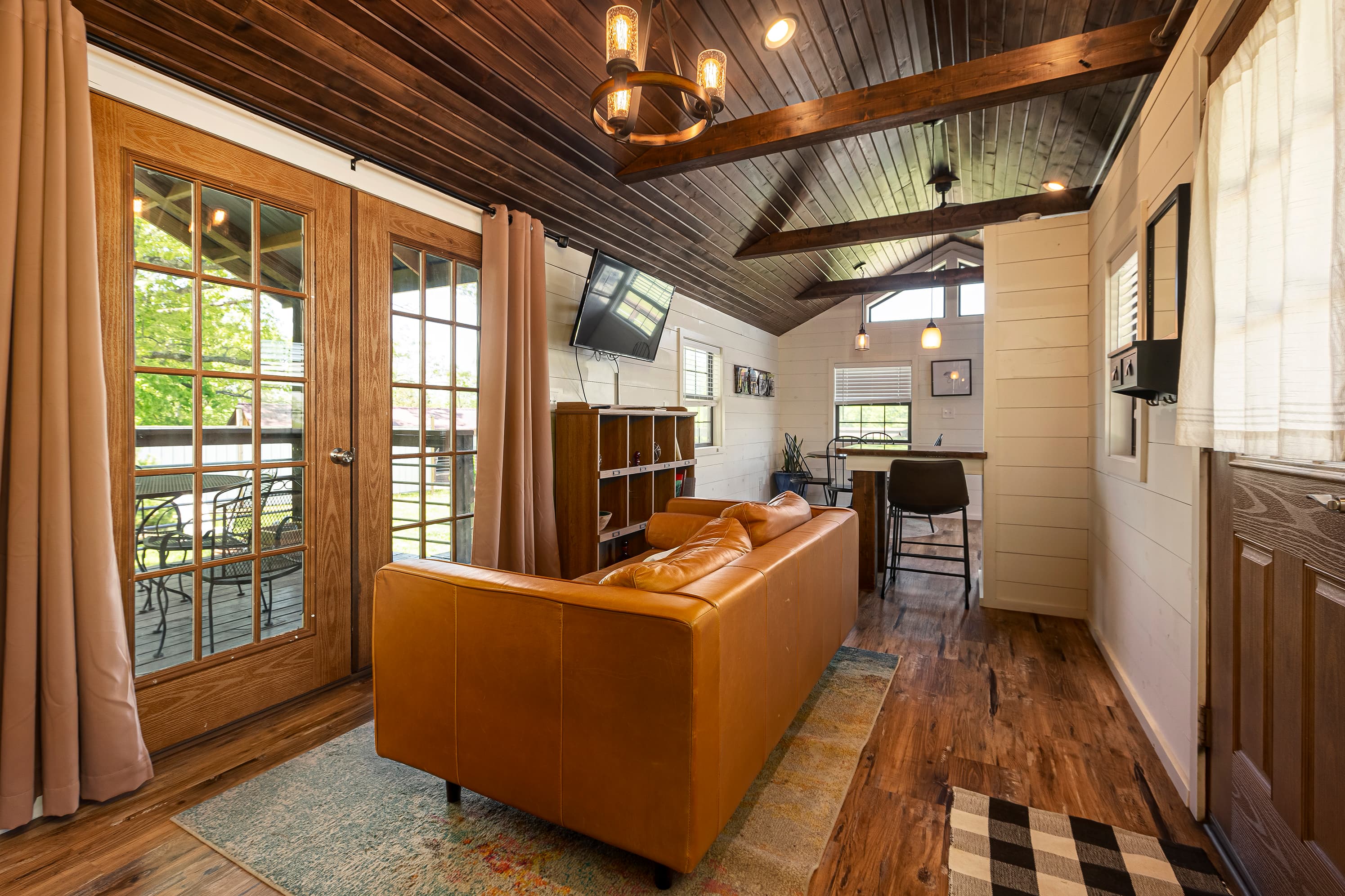 Natural light throughout