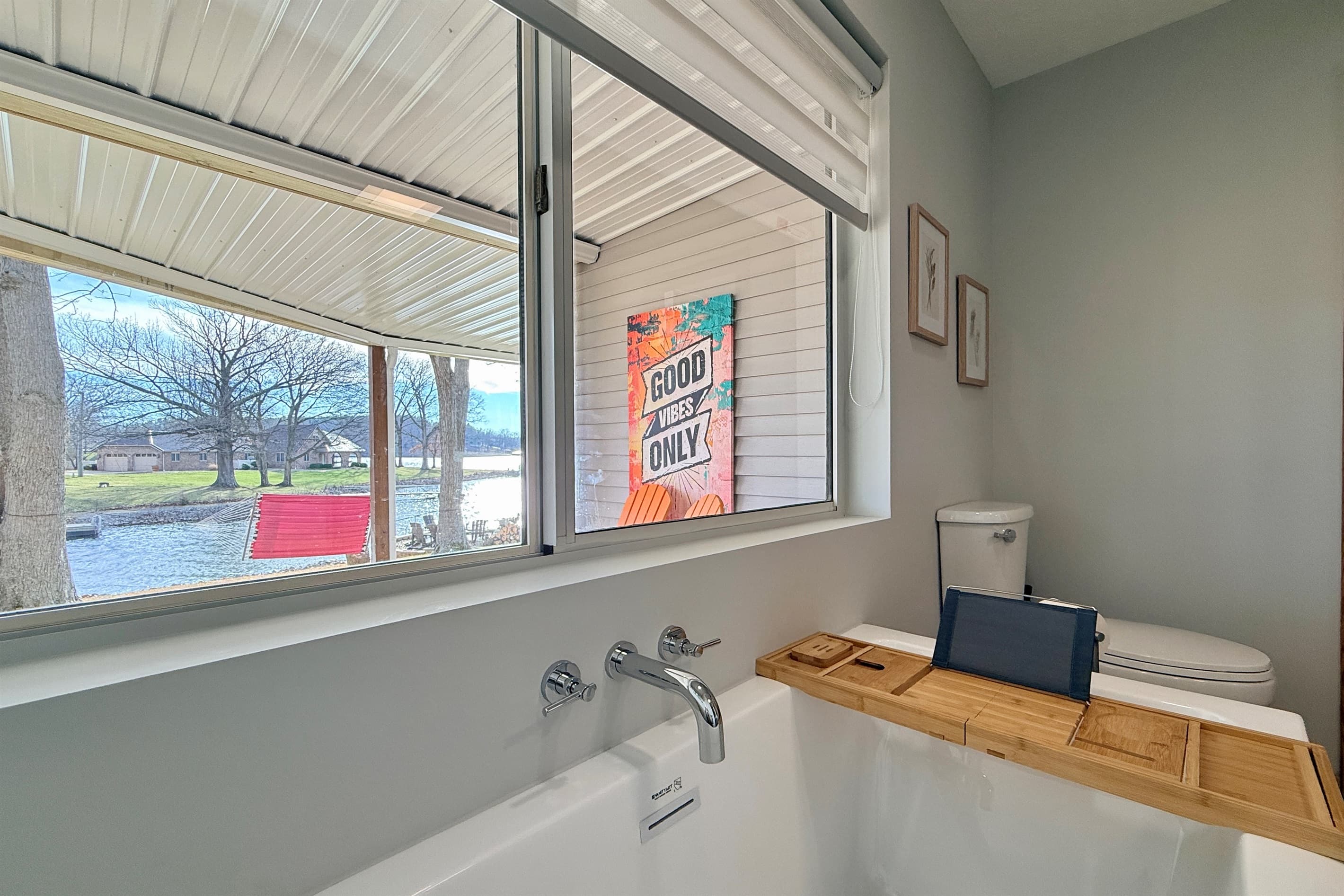 Deep soaking bathtub in the master bathroom