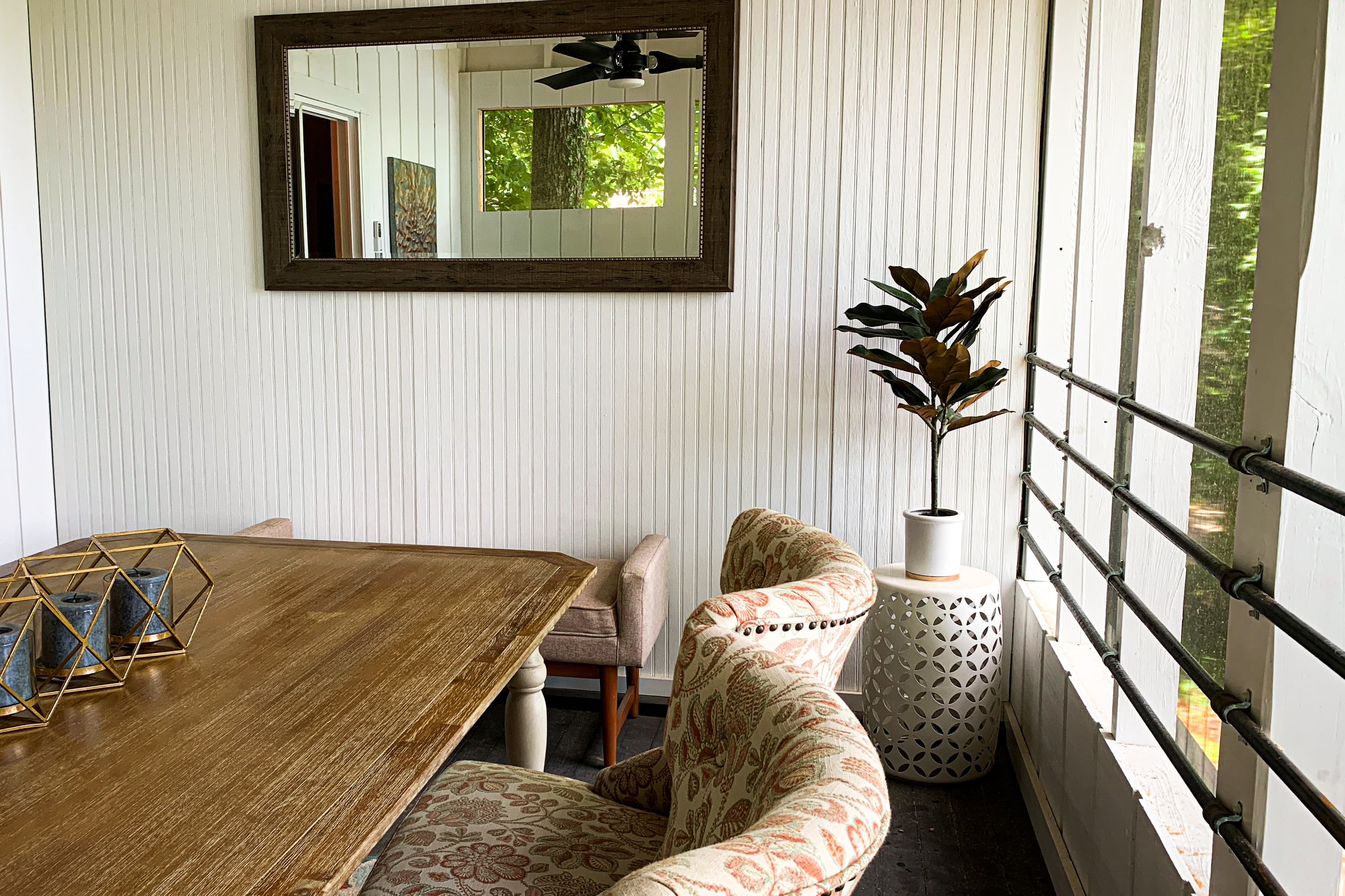Screened in dining area 