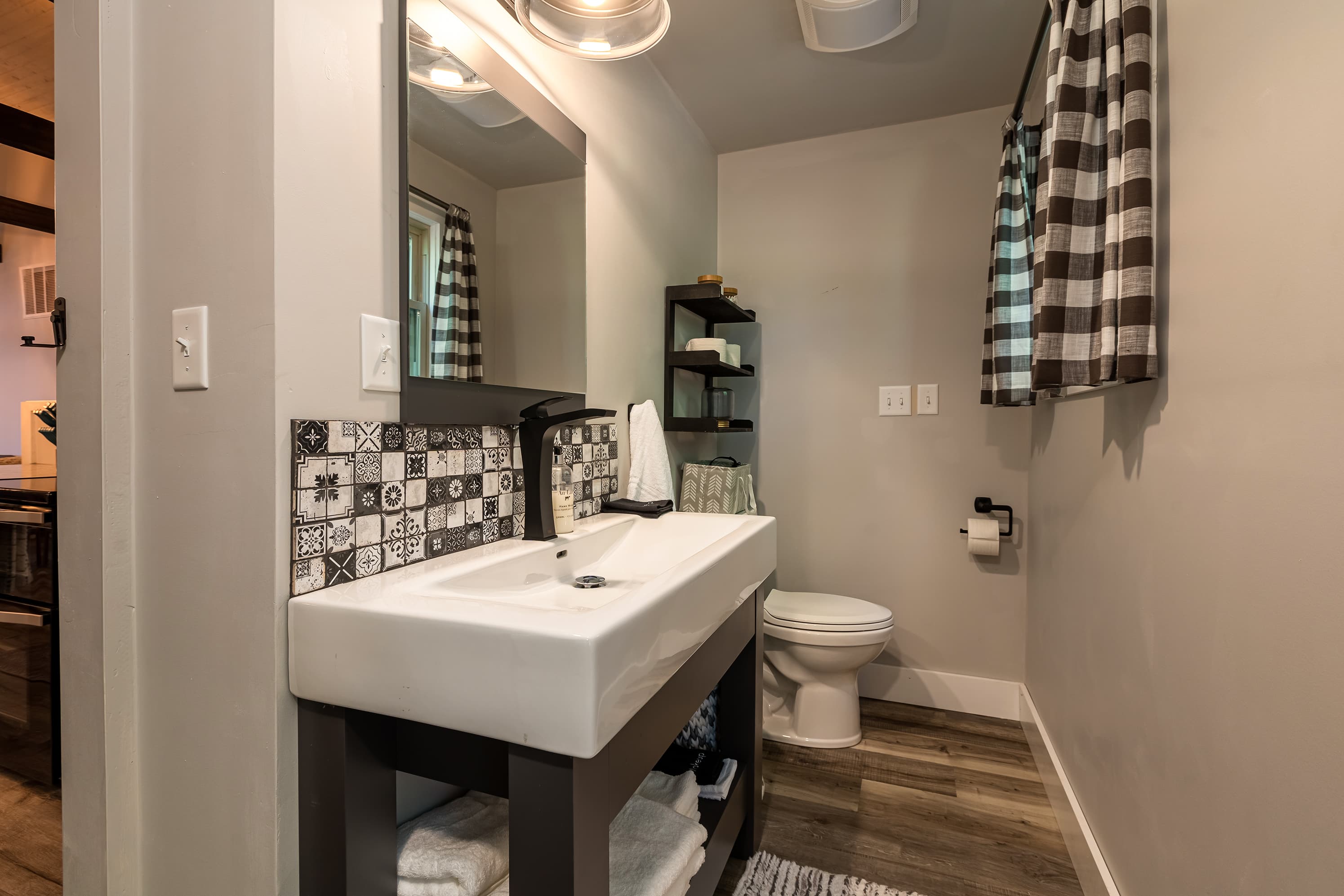 Spacious full bathroom 
