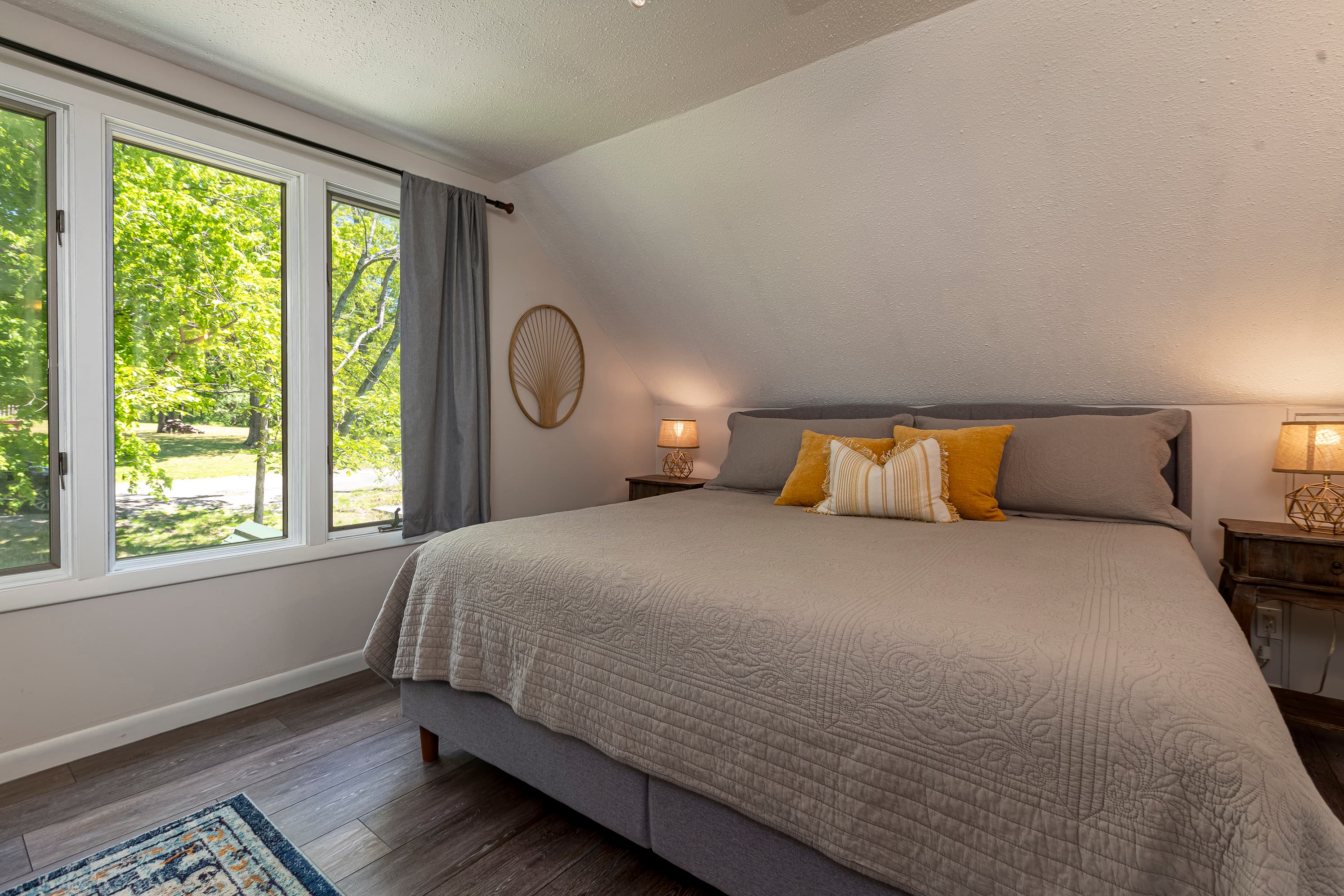 King in upper level bedroom