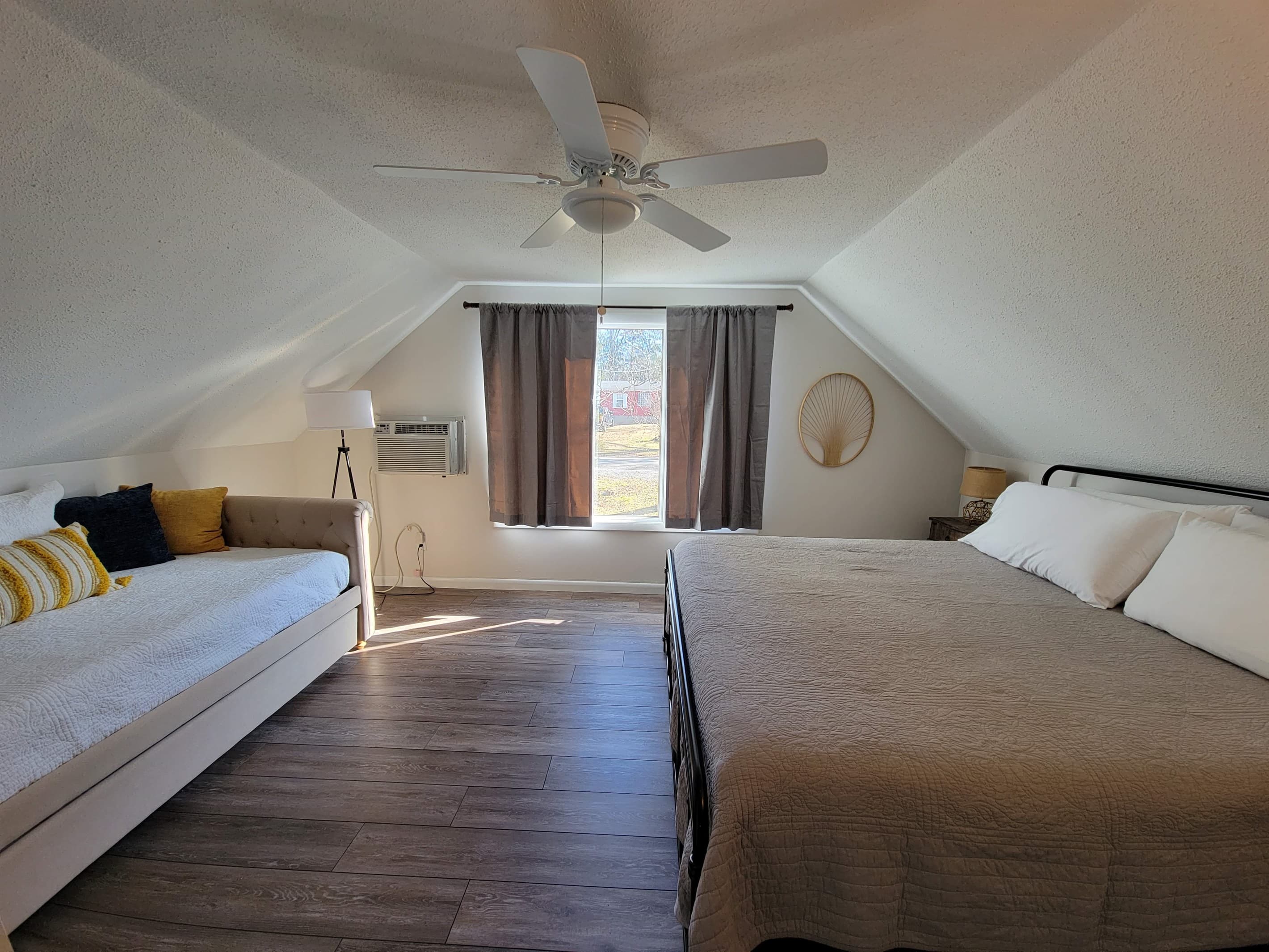King in upper level bedroom w/daybed