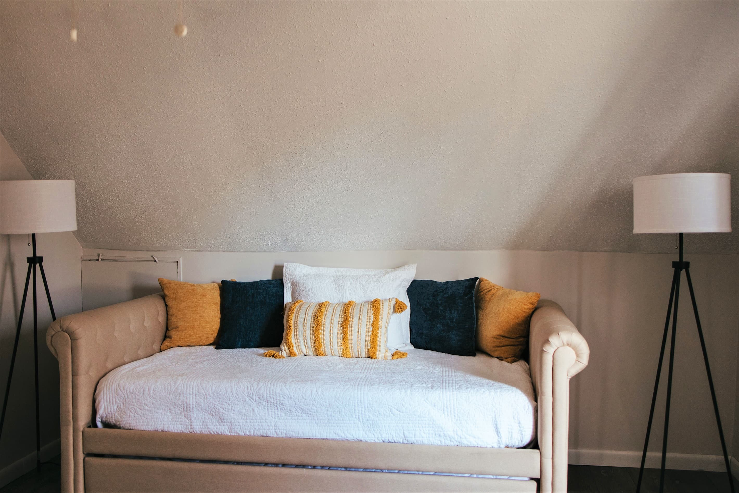 Daybed in upper level king bedroom