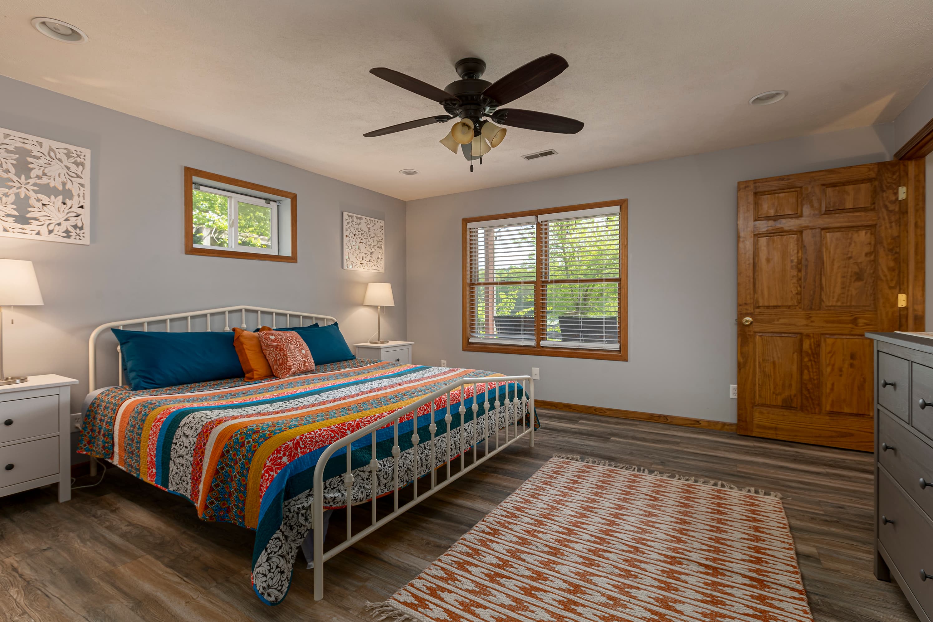 King bed with ensuite bathroom