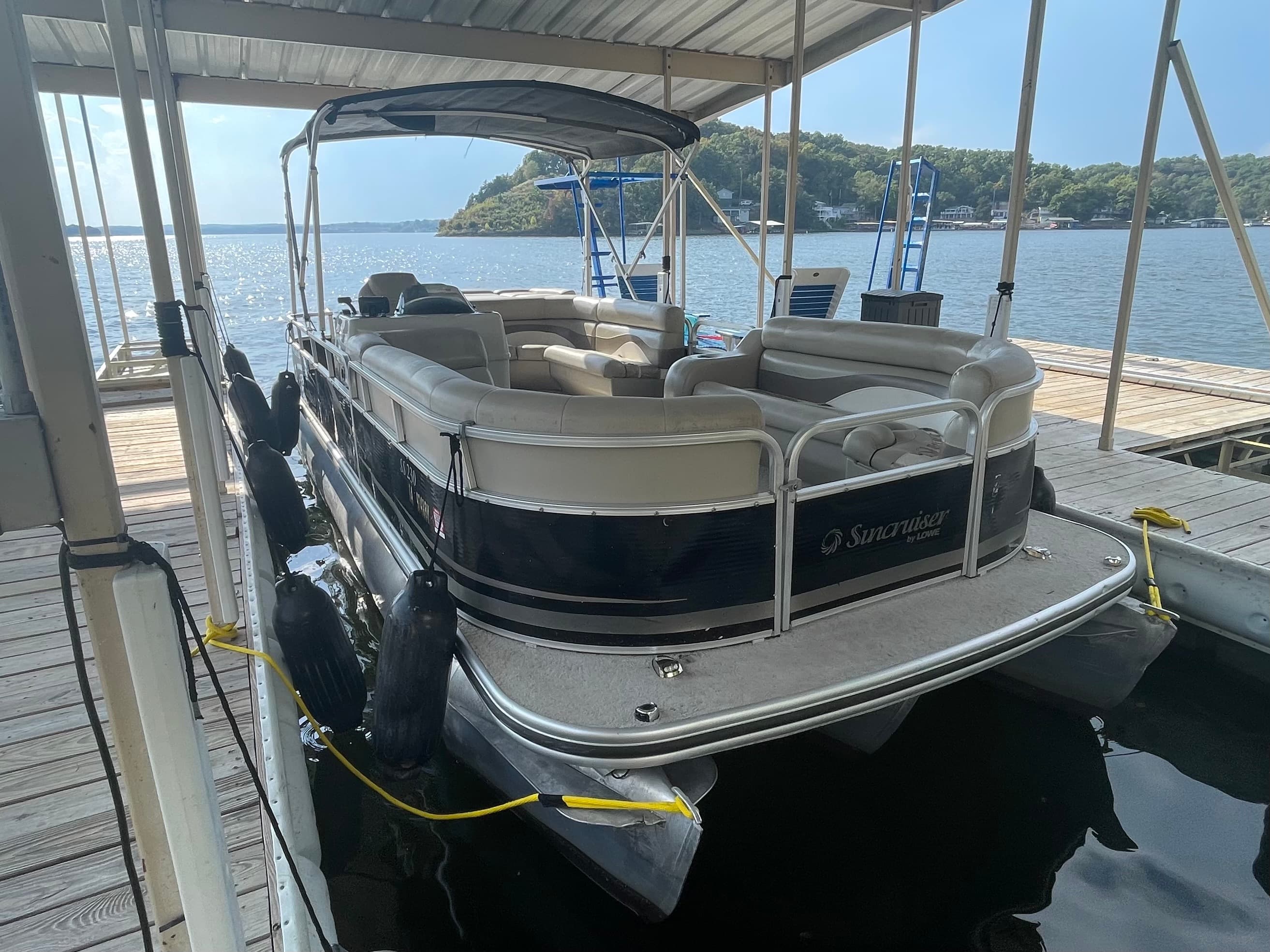 LOWE SS230 10 PASS TRITOON AVAILABLE TO RENT $500 PER DAY 9AM-5PM