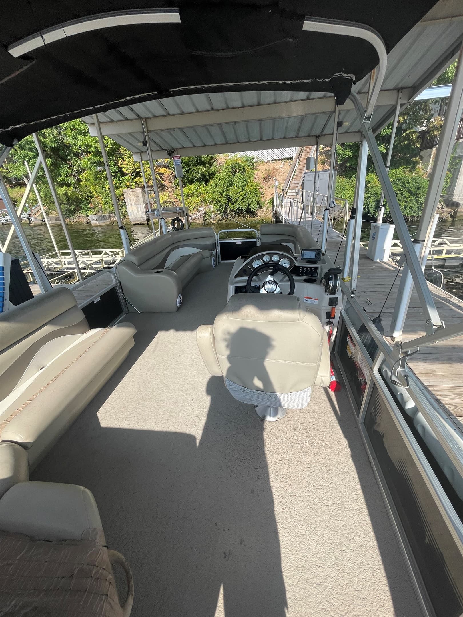 LOWE SS230 AVAILABLE TO RENT $500 PER DAY FROM 9AM-5PM