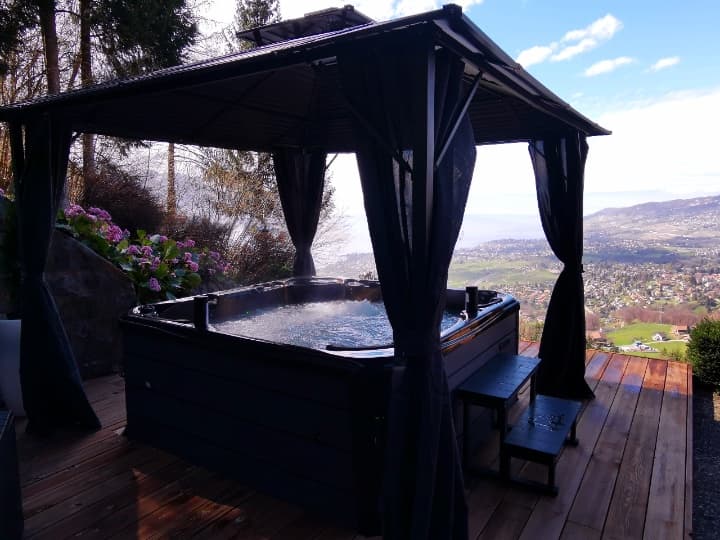 Jacuzzi with view of Lake Geneva and Montreux la Riviera