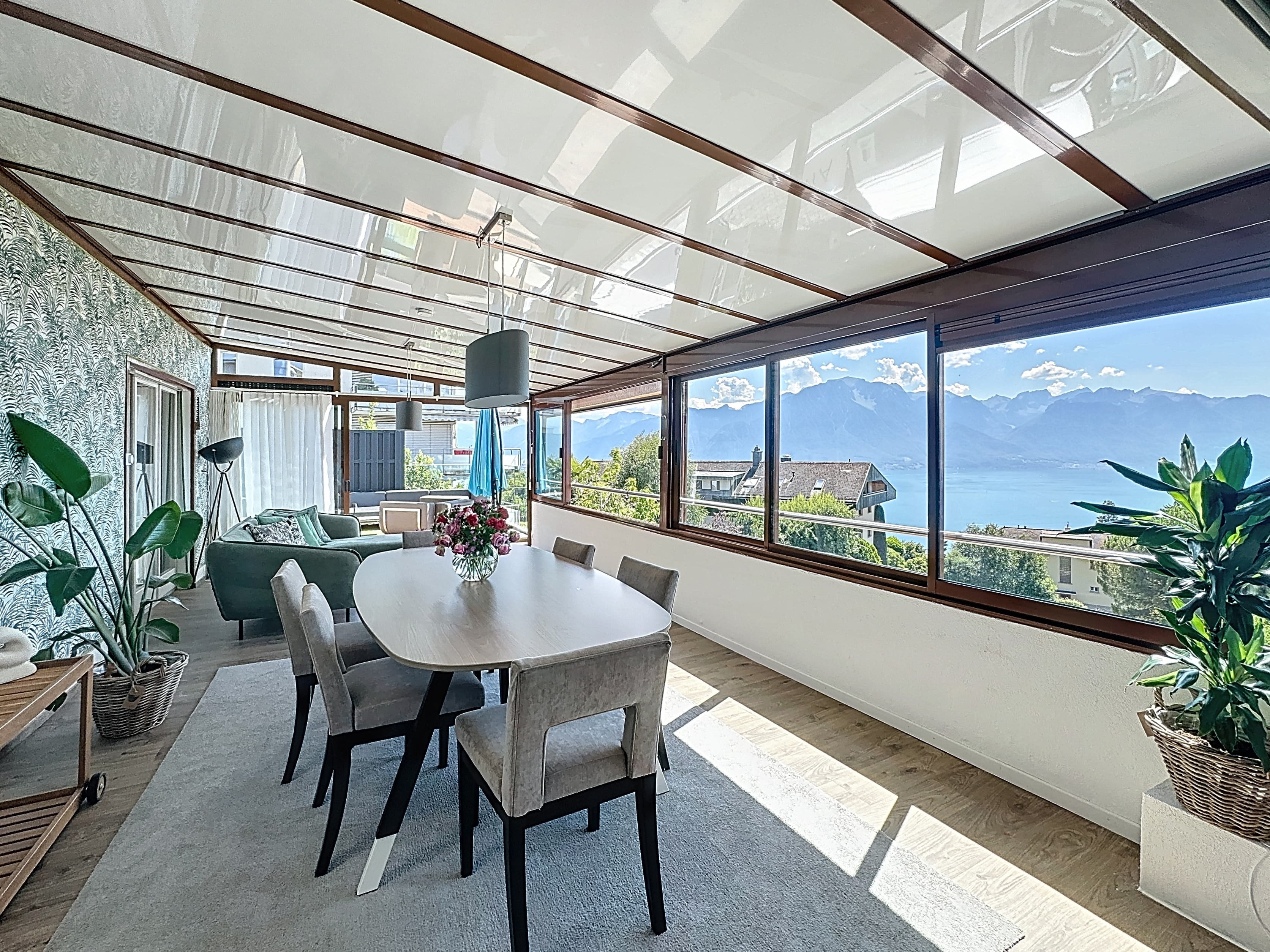 Veranda with view of the mountains and Lake Geneva on the ground floor.