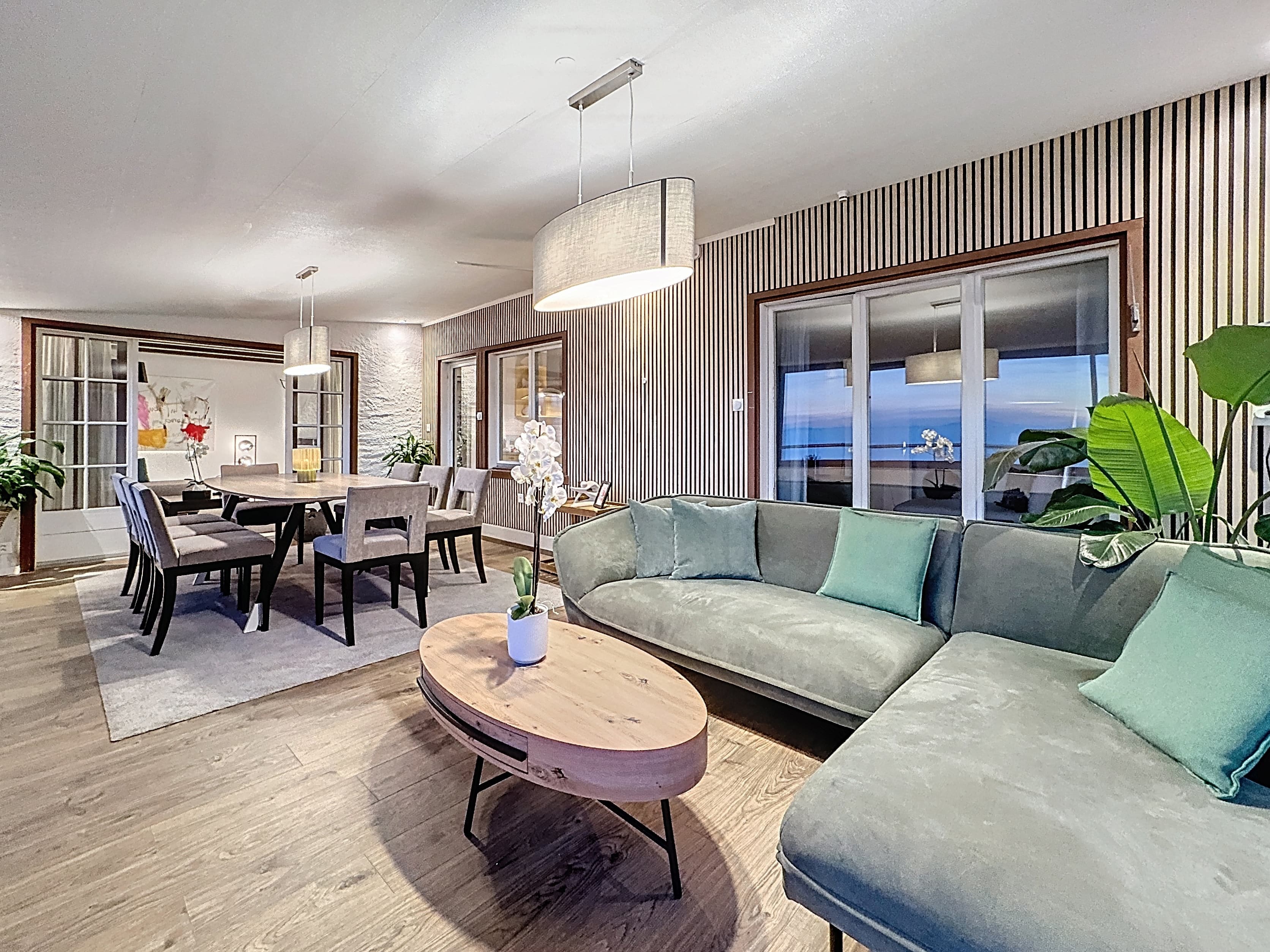 Veranda with view of the mountains and Lake Geneva on the ground floor.