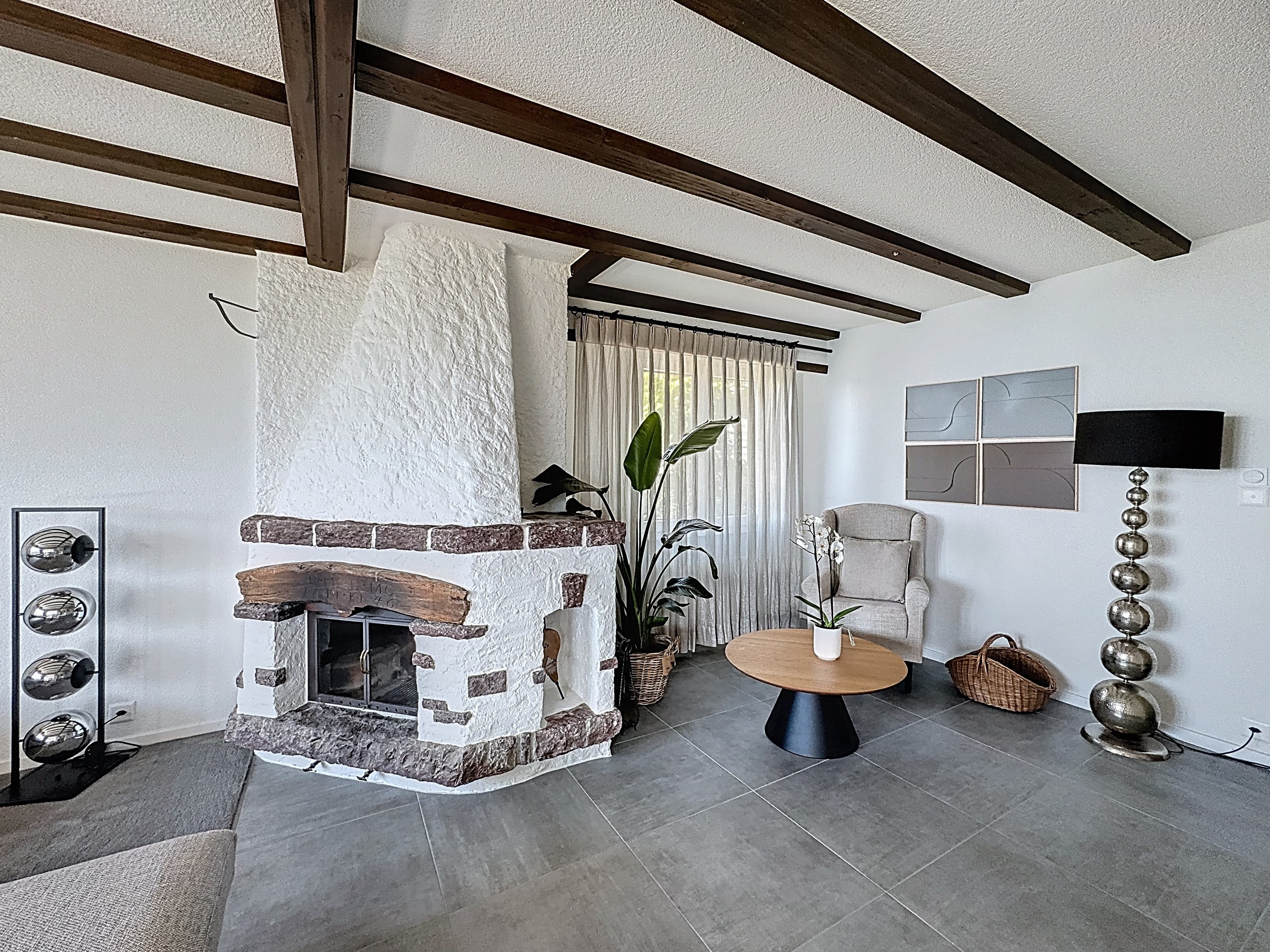 Living room with fireplace on the ground floor.