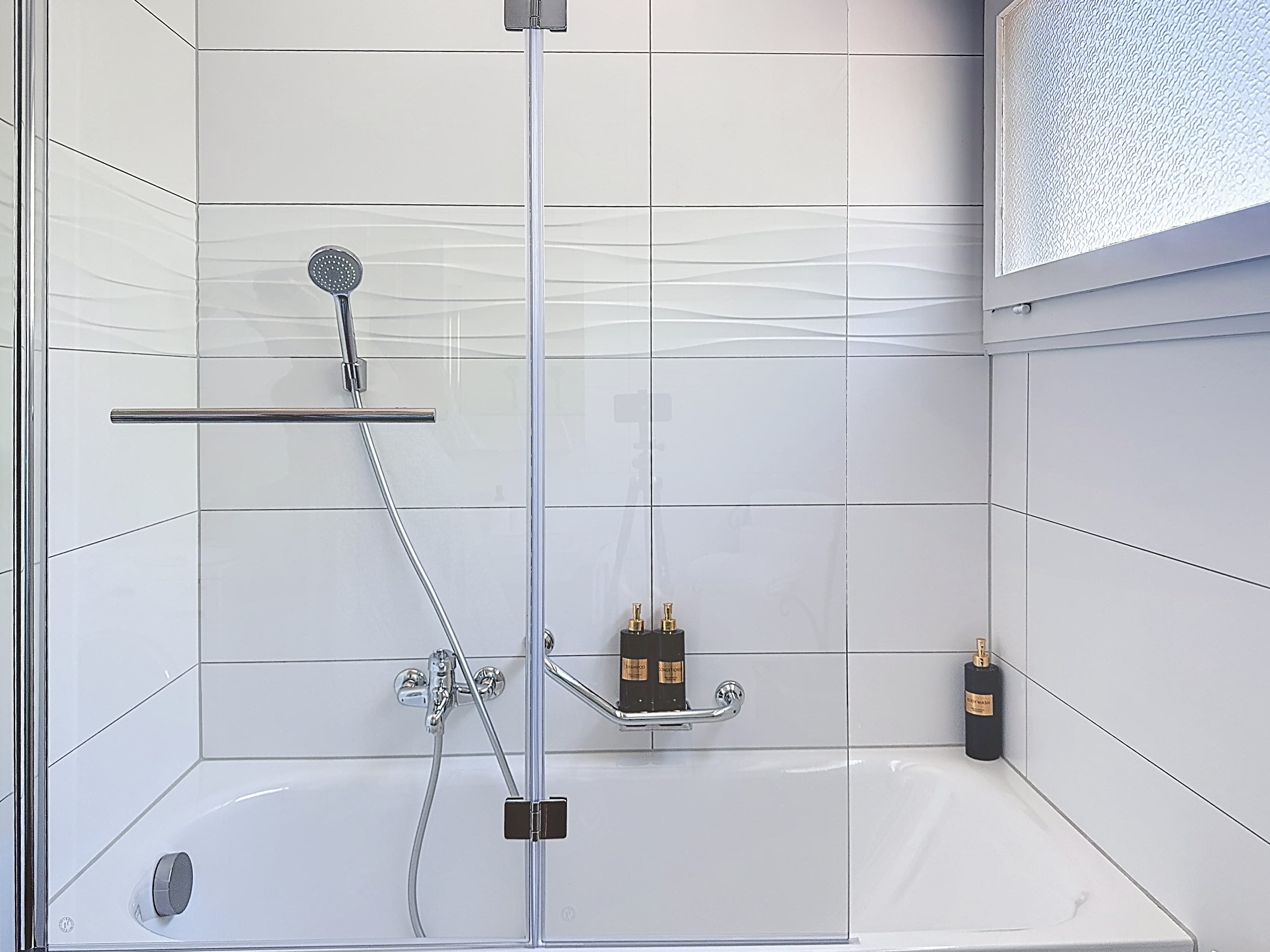 Bathroom with bathtub on the ground floor