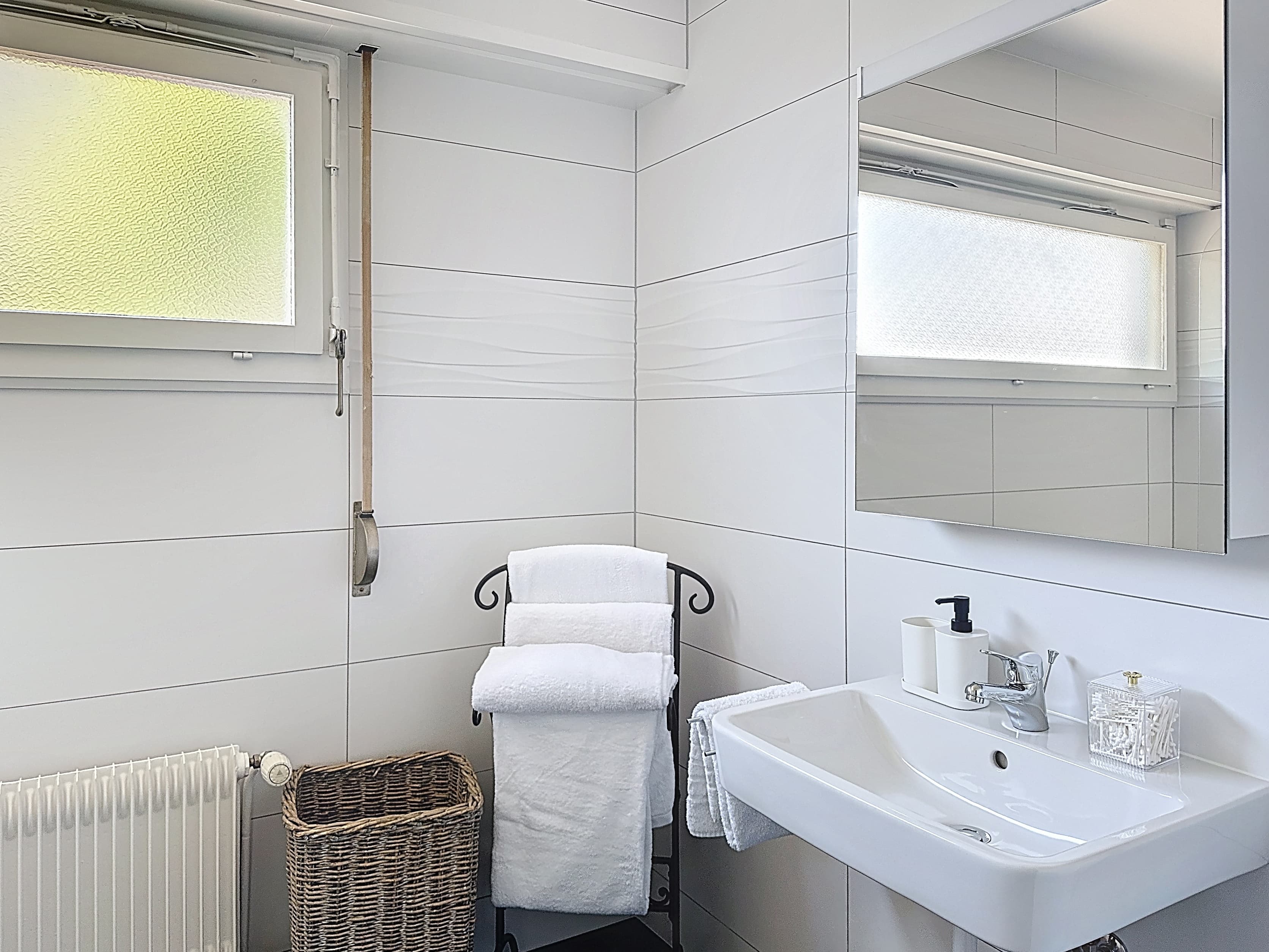 Bathroom with bathtub on the ground floor