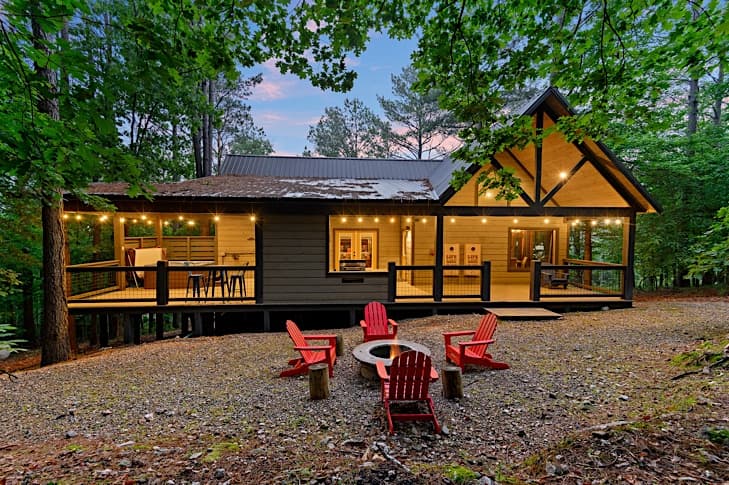 Inviting back porch, great spot to enjoy nature!