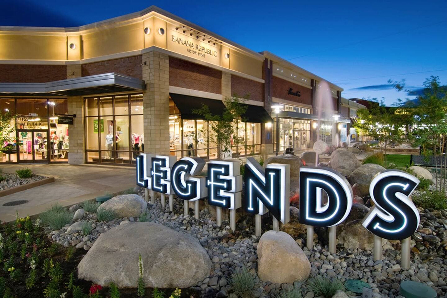 5 minute walk to Legends Mall which includes tons of shopping, AMC theater and Legends Bay Casino!  