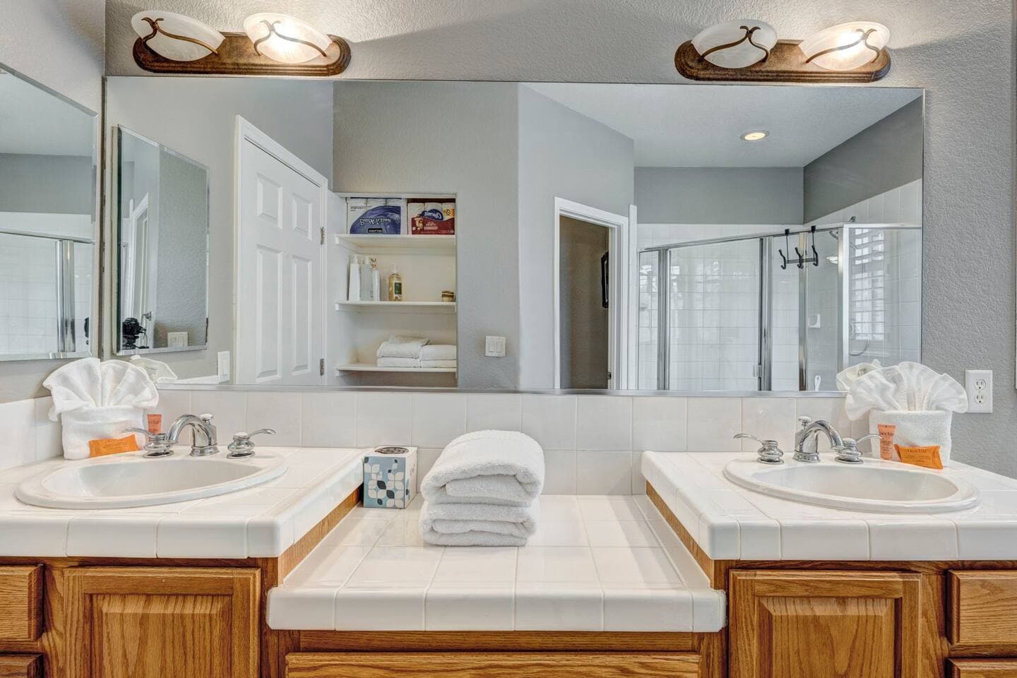 Dual vanity in the primary en-suite