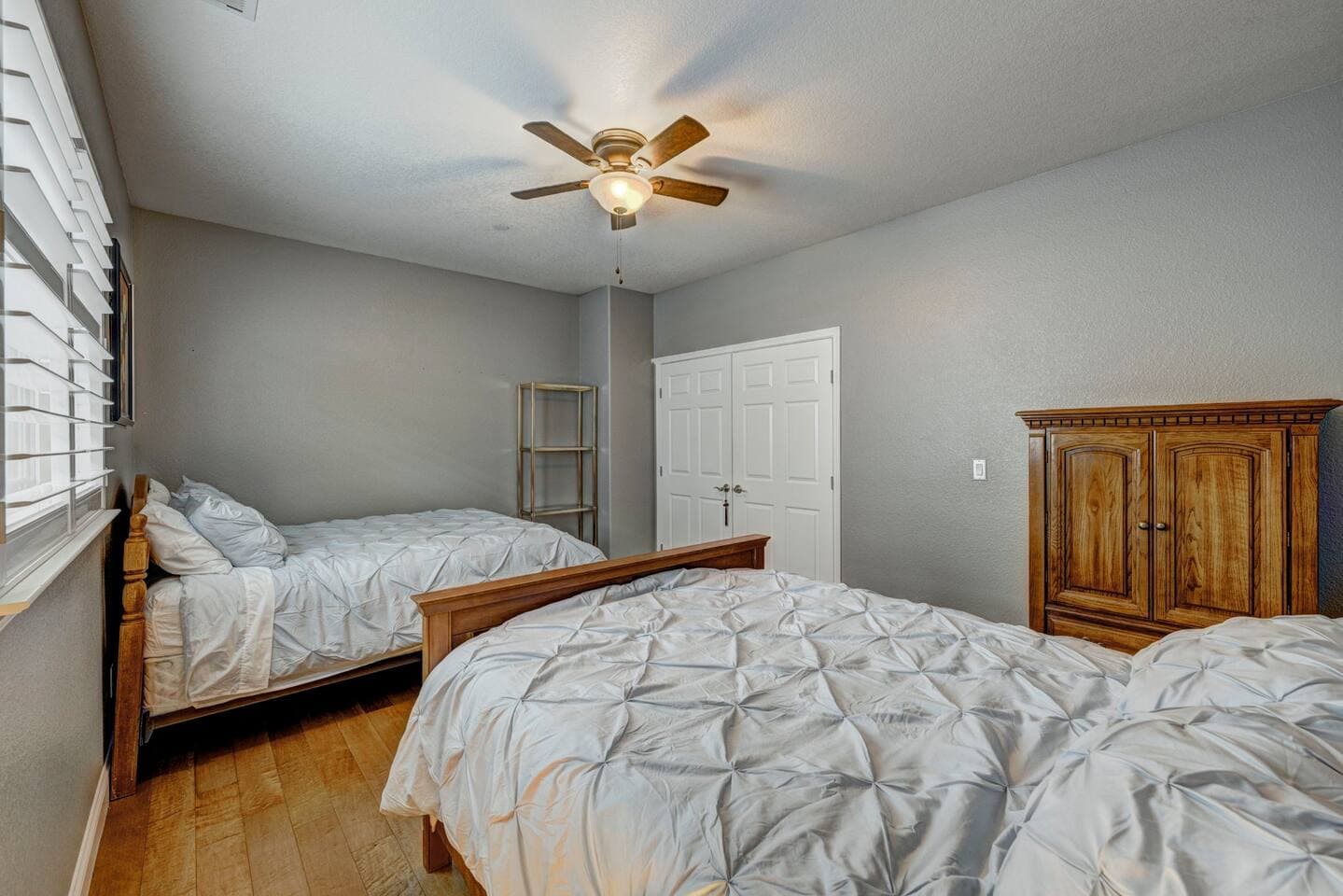 Enjoy the second bedroom with 2 queen beds and a ceiling fan too.