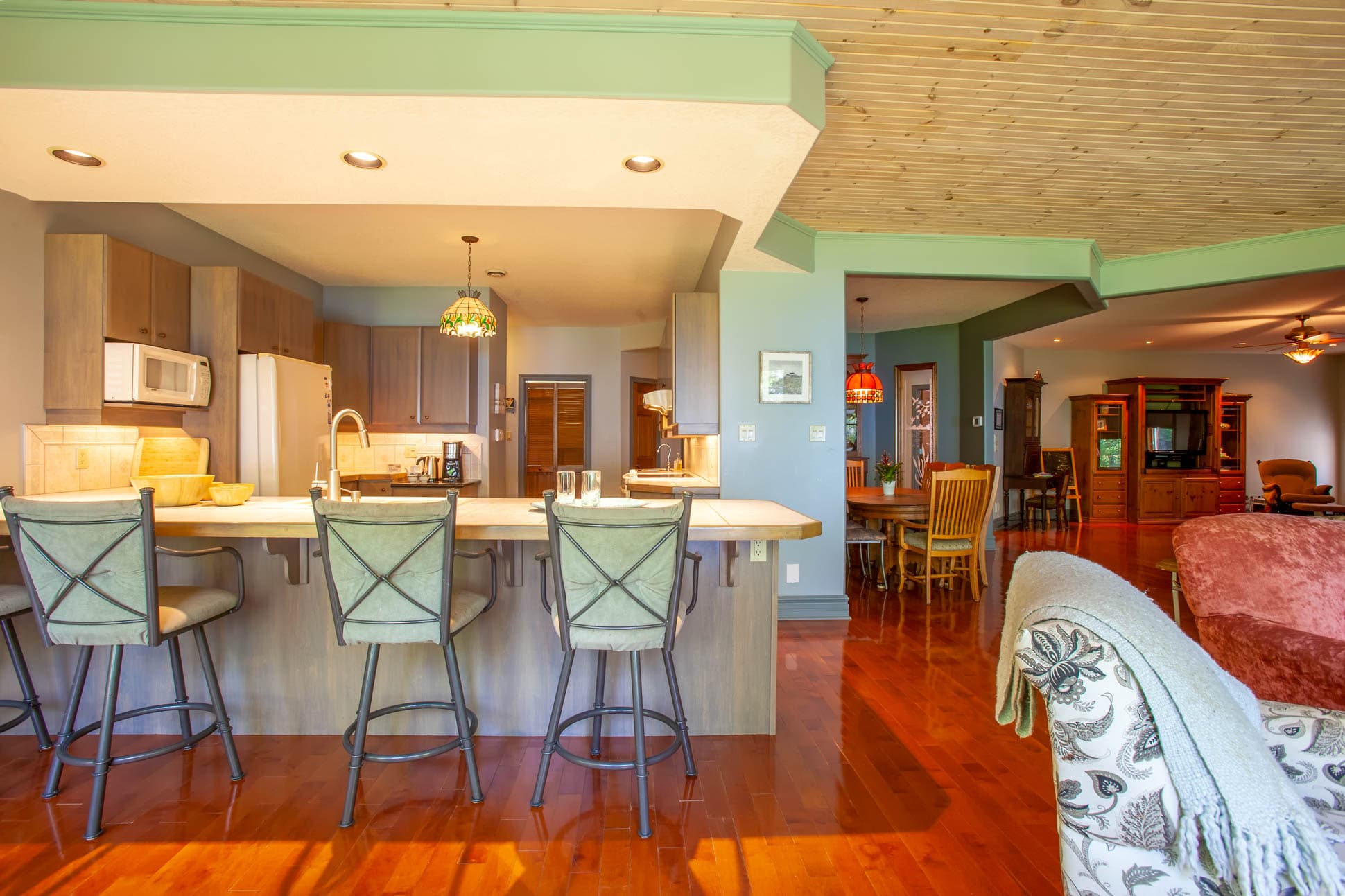 Cute island perfect for morning breakfasts and socializing