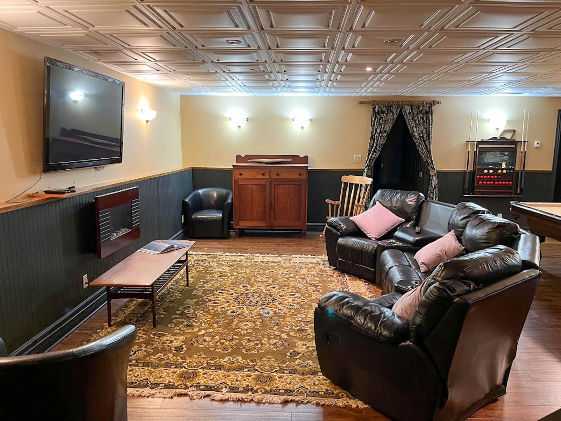 Downstairs Rec room - great spot to watch a movie with the kids