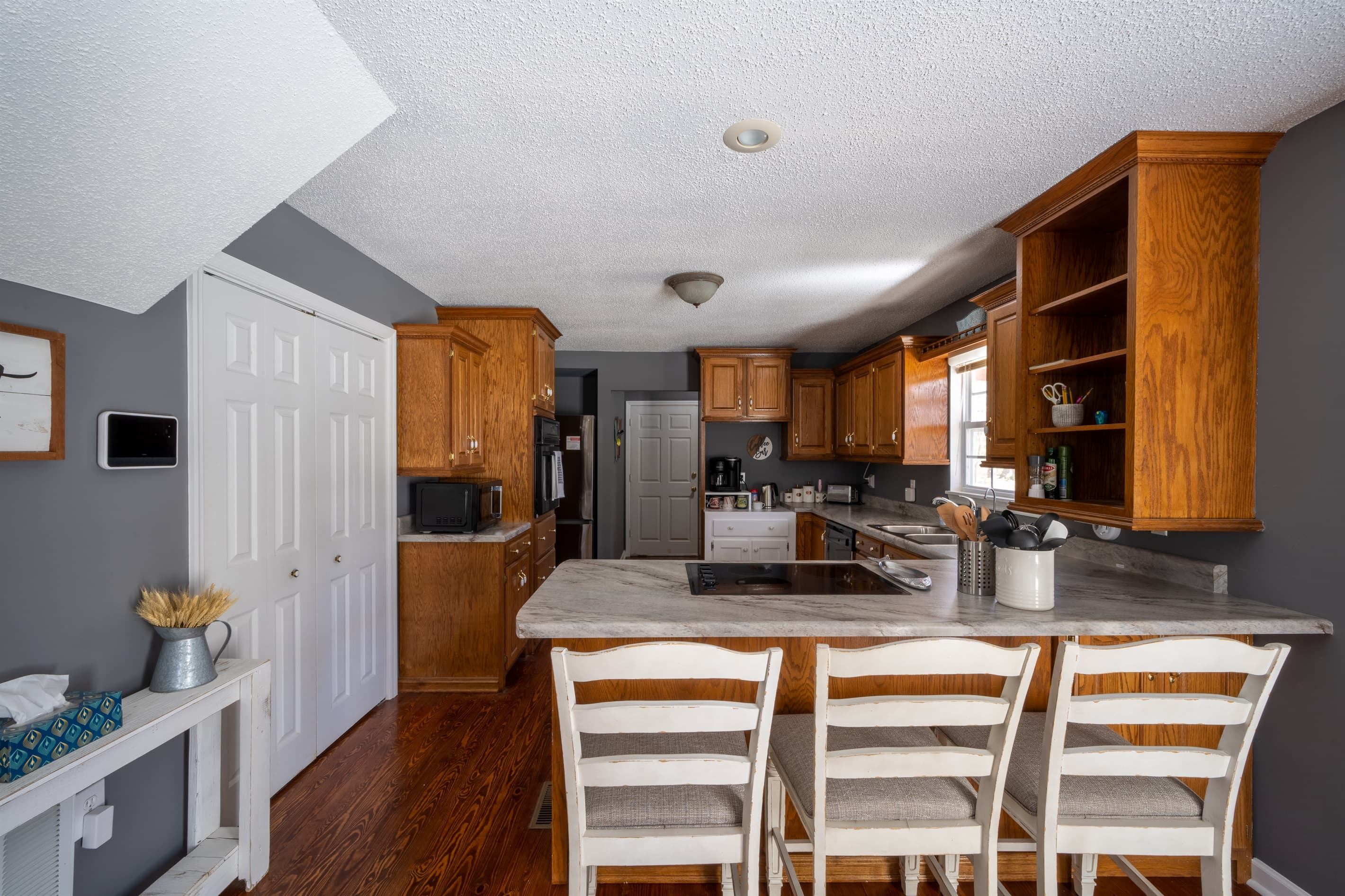 Kitchen bar with seating for 3