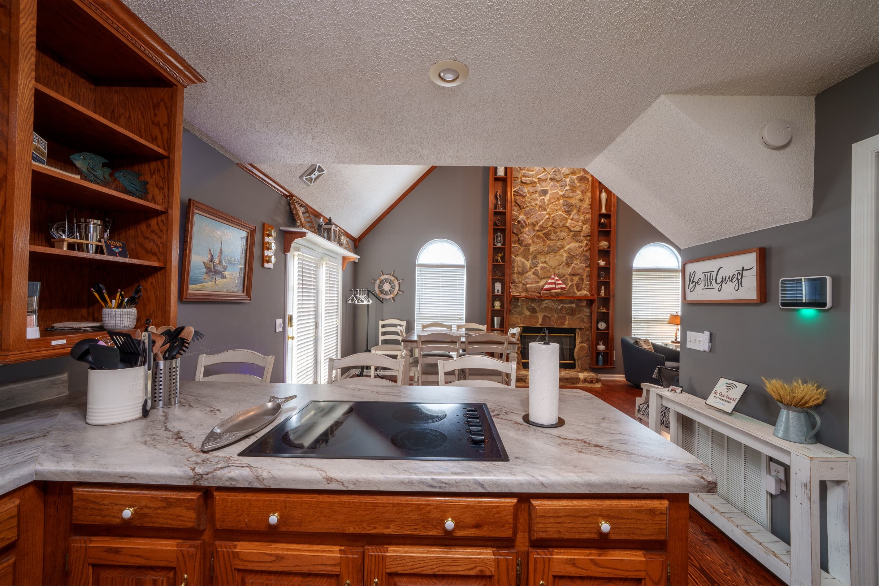 Kitchen bar / Stove