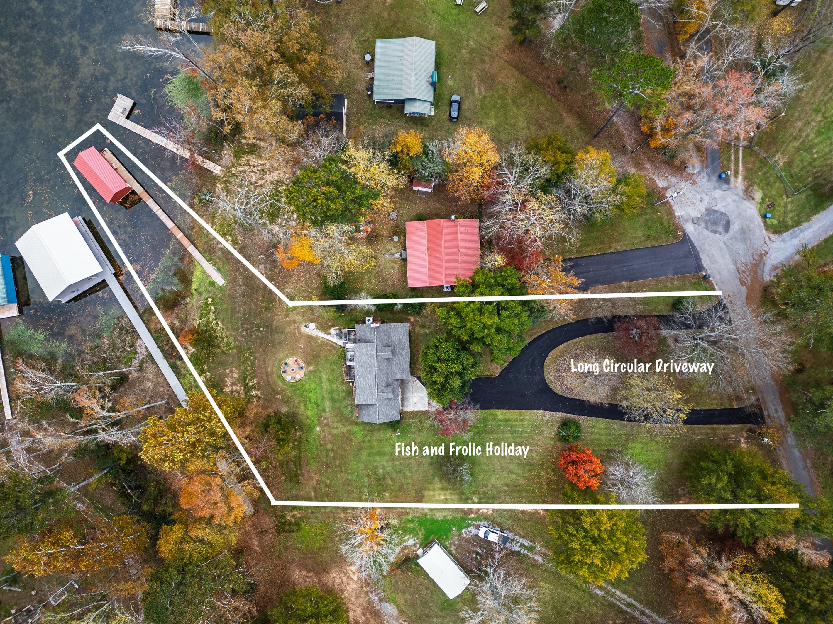 Fish and Frolic Holiday & Long circular driveway