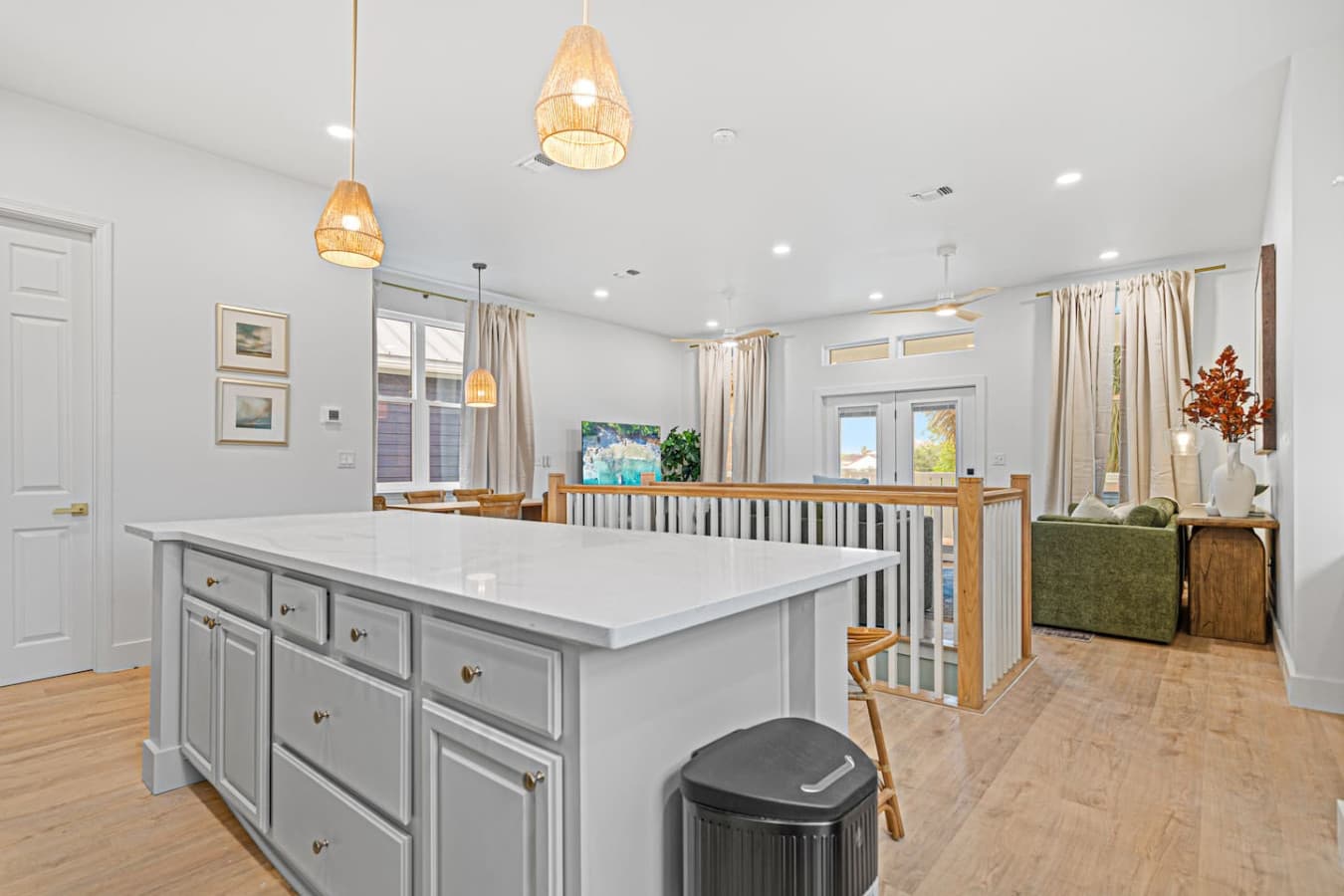 A spacious counter to relax and enjoy while you dine