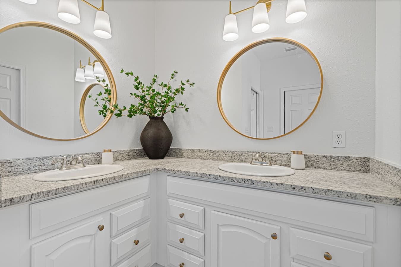 Clean and modern full bathroom