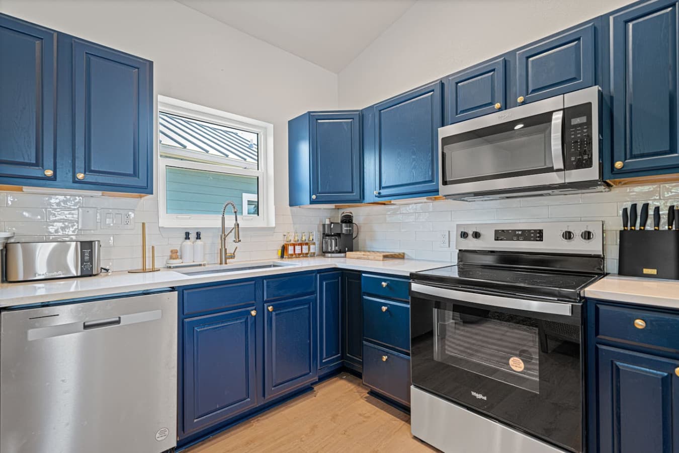 Blue House (Upstairs) Secondary full kitchen—ideal for separate families